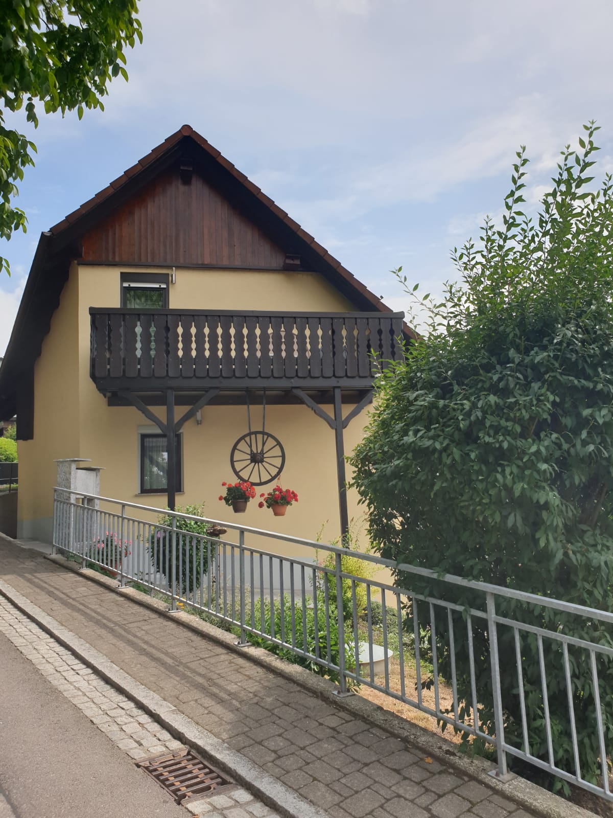 Ein Zuhause für Generationen – stilvoll modernisiertes Familienhaus mit Aussicht und Pacht-Schrebergarten direkt am Rhein