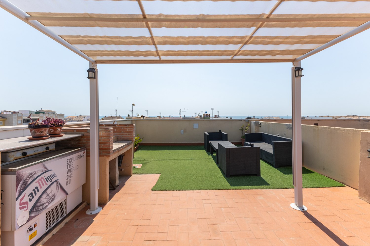 Makellose Wohnung mit großer Terrasse, Meerblick