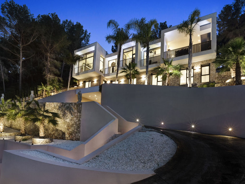 Contemporary villa with Balinese flair