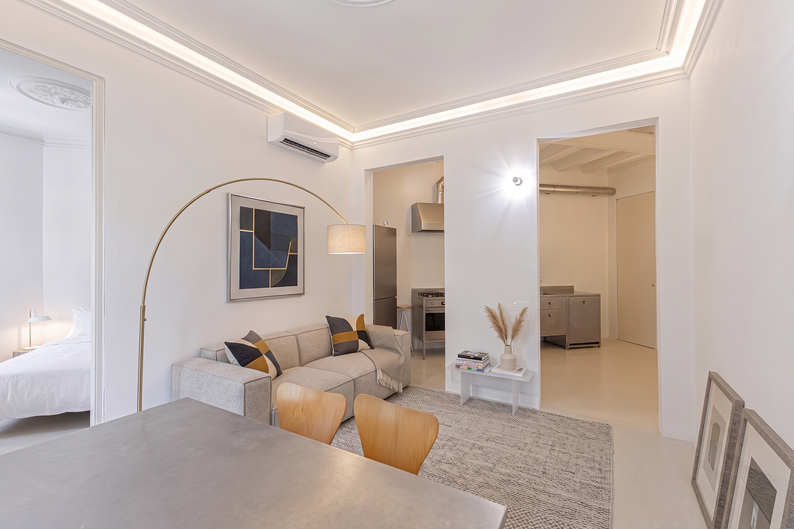 Renovated designer apartment with abundant natural light [KI-modifiziert]