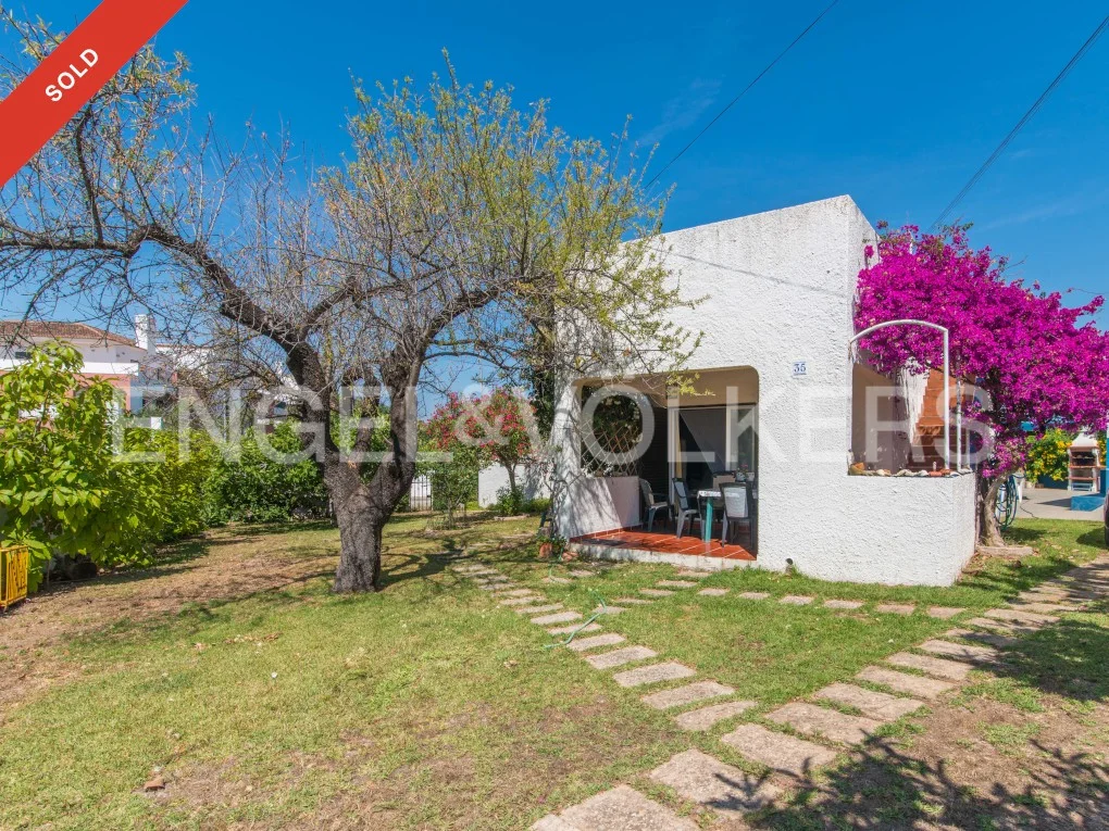 Traditional Algarve villa with garden and garage in Cabanas