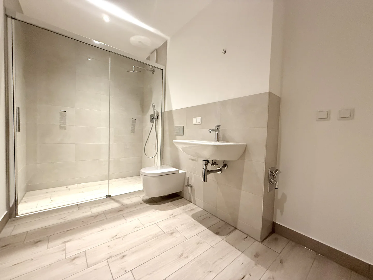 Modernes Penthouse mit Terrasse und Stellplatz - Foto 3