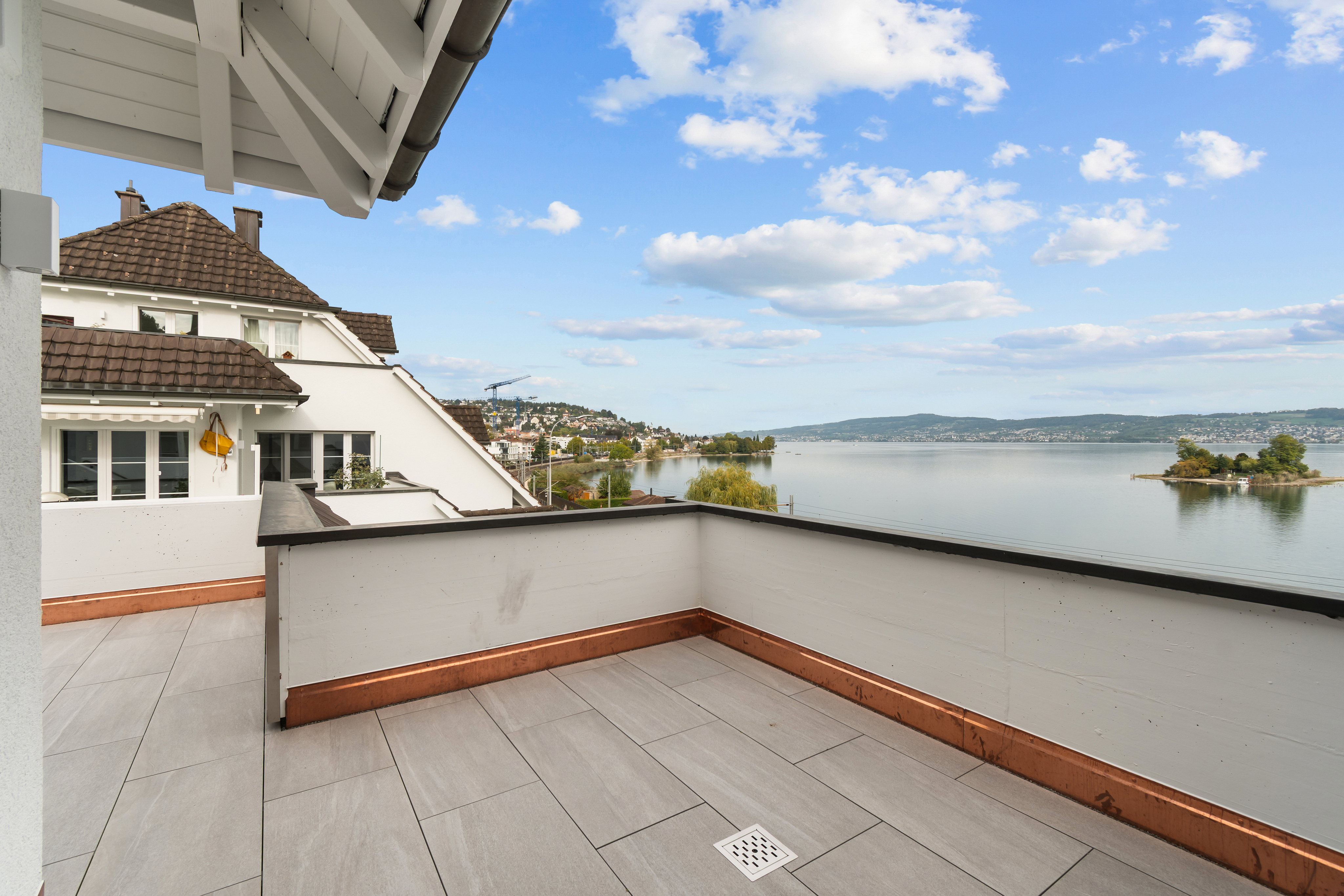 Exclusive rental apartment with spacious terraces and lake views
