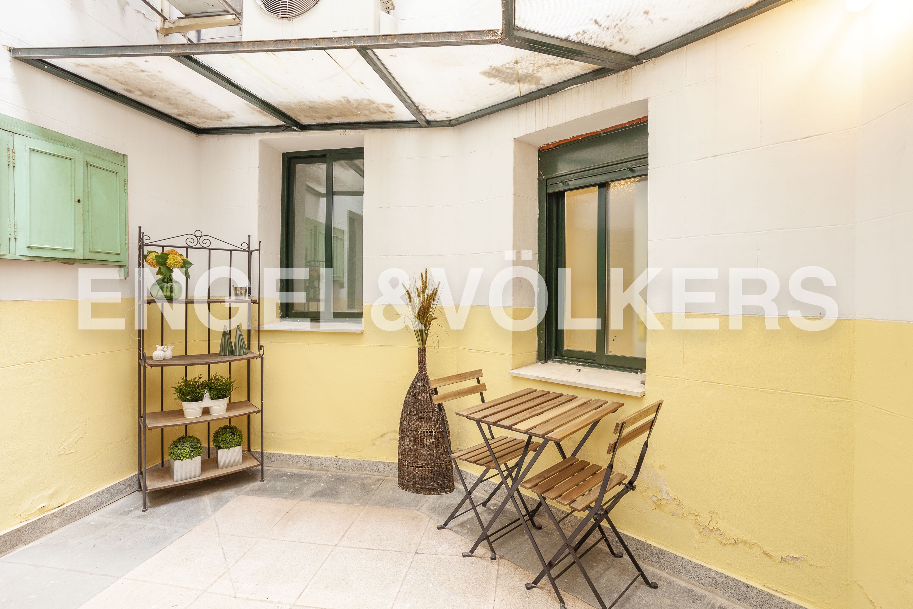 Charming studio with Private Patio in Exclusive Almagro, Chamberí