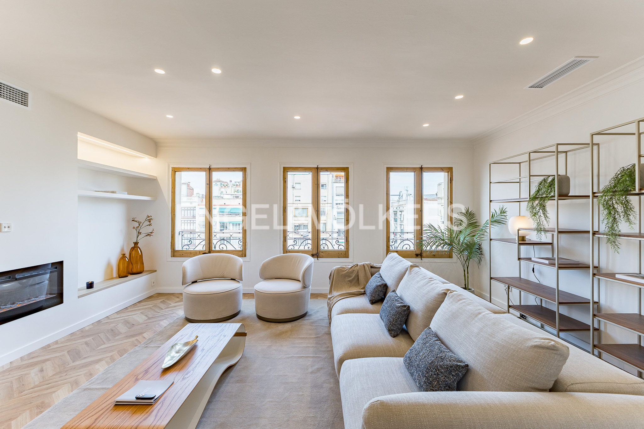 Brand-new apartment on the pedestrian Girona street