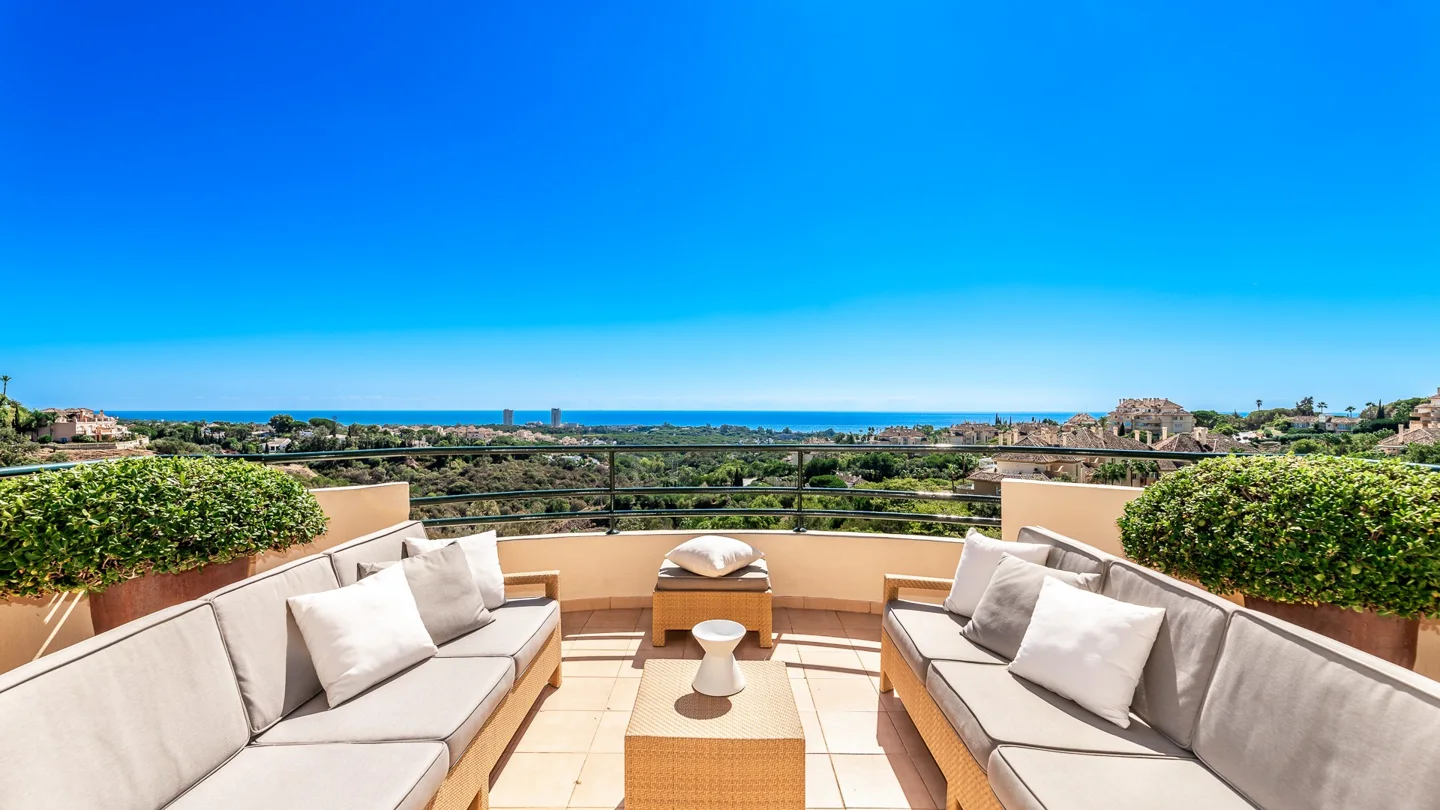 Geräumiges und luxuriöses Duplex-Penthouse in Elviria mit 180º Panoramablick auf das Meer!