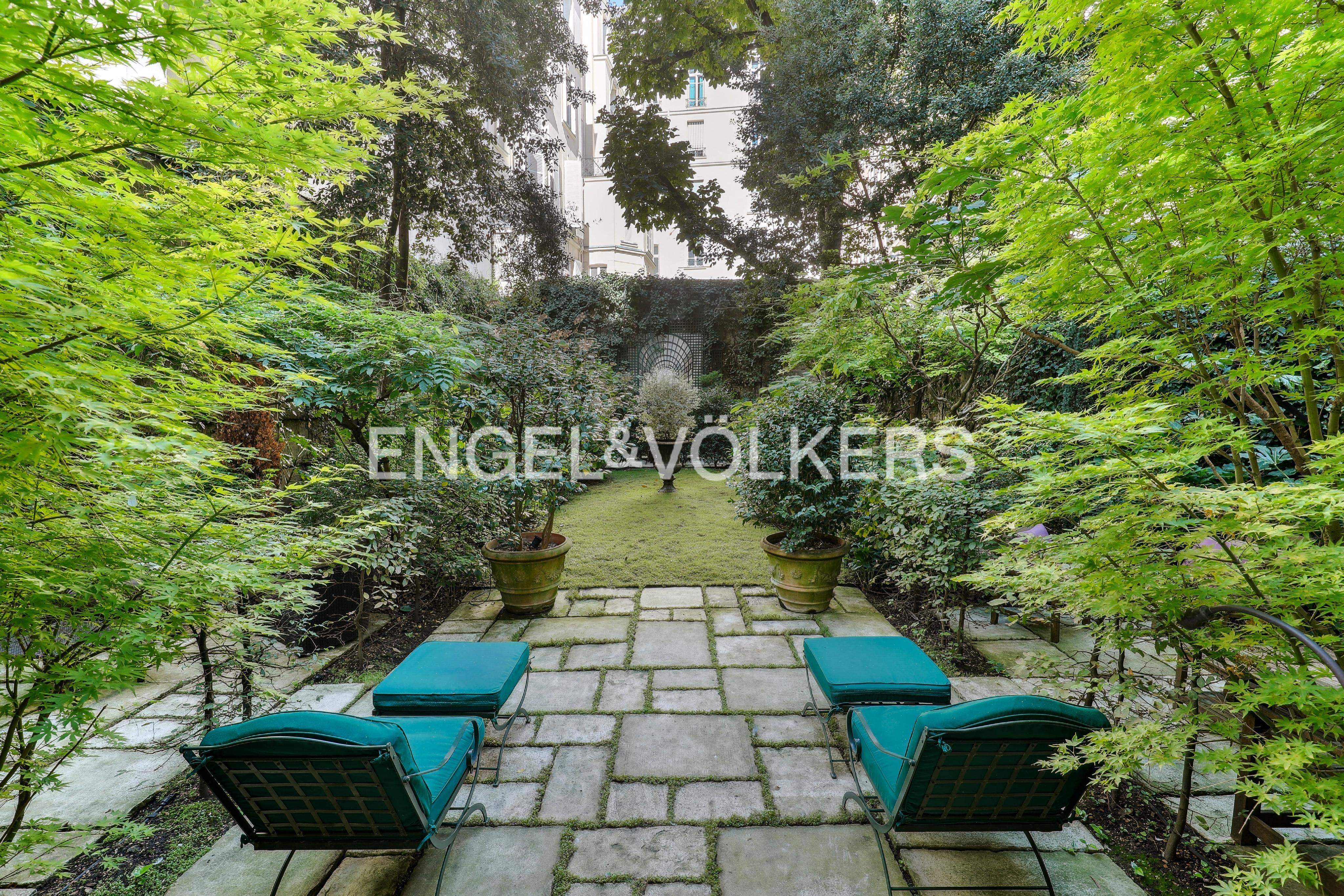 Haussmannian elegance and an exceptional garden in the heart of the 8th arrondissement