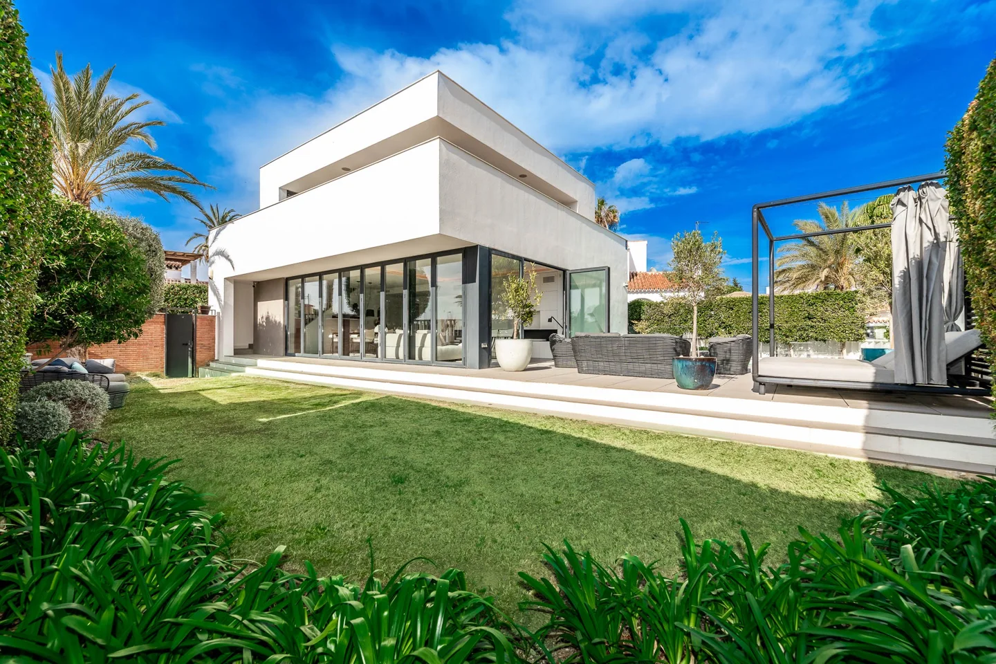Marbesa: Beeindruckende moderne Villa in der Nähe des Sandstrandes