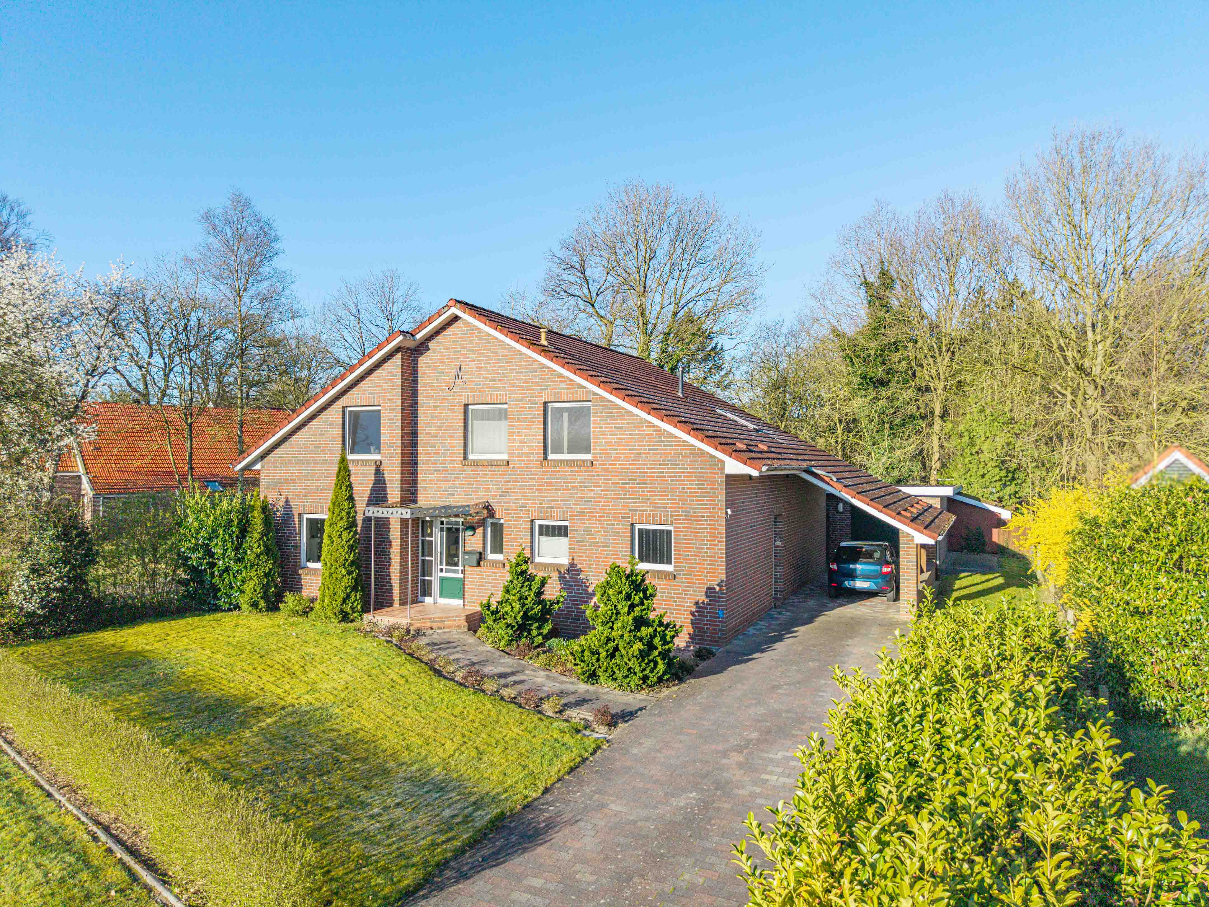 Wohnen am Kanal – Zeitgemäßes Einfamilienhaus mit viel Platz und traumhaftem Garten !