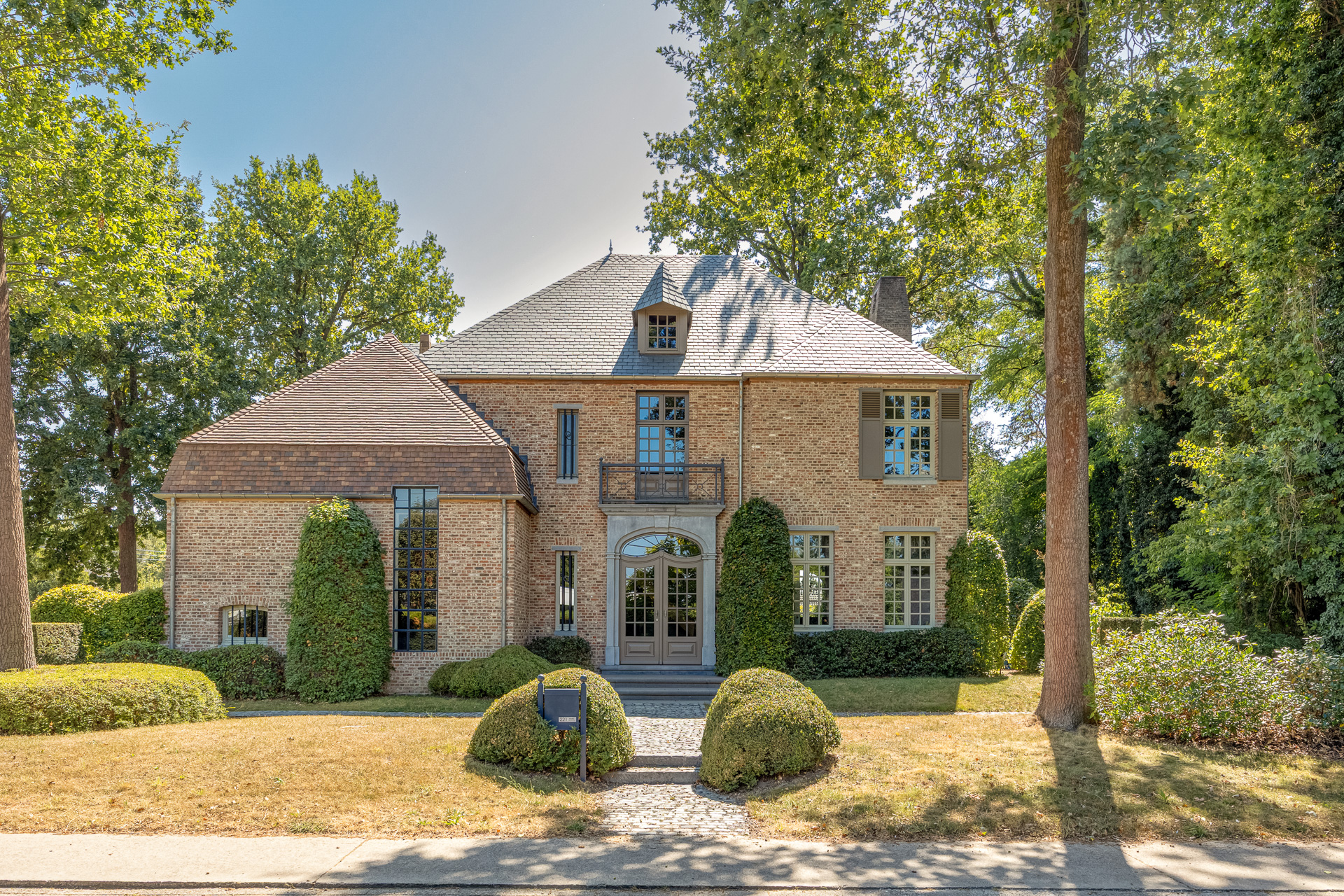 Beautiful manor villa with a lovely landscaped garden in Haacht