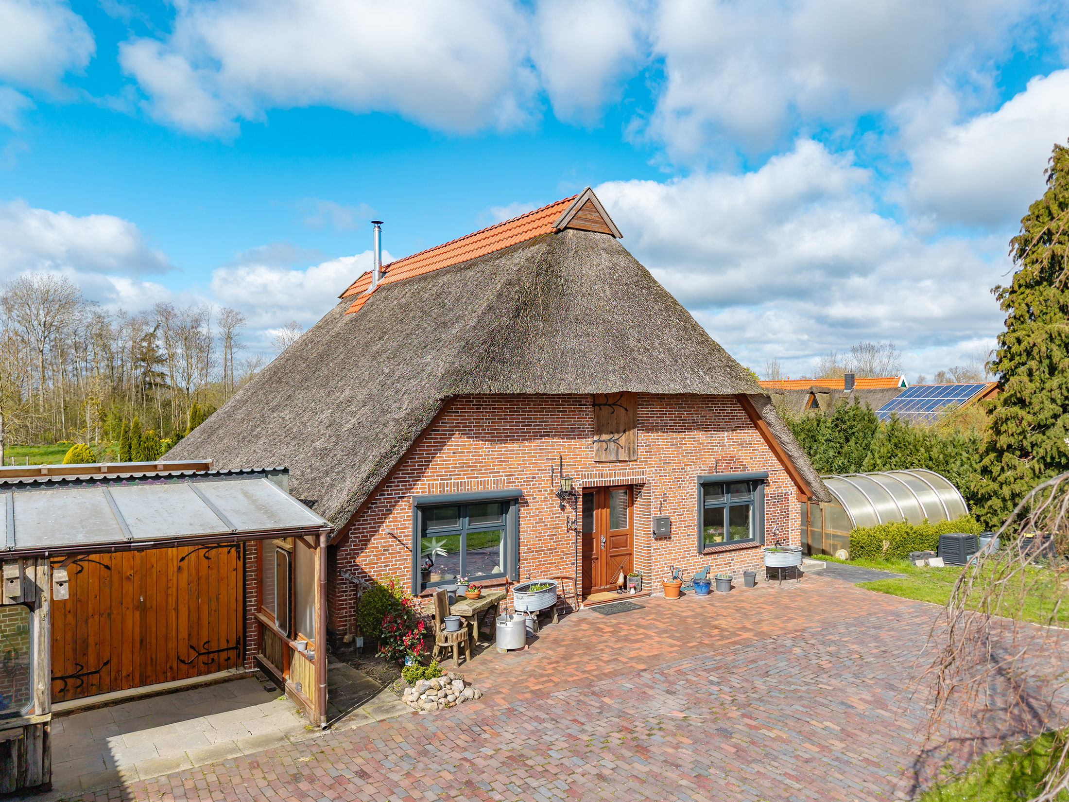 Einzigartiges Reetdachhaus in ruhiger Wasserlage in Ovelgönne!
