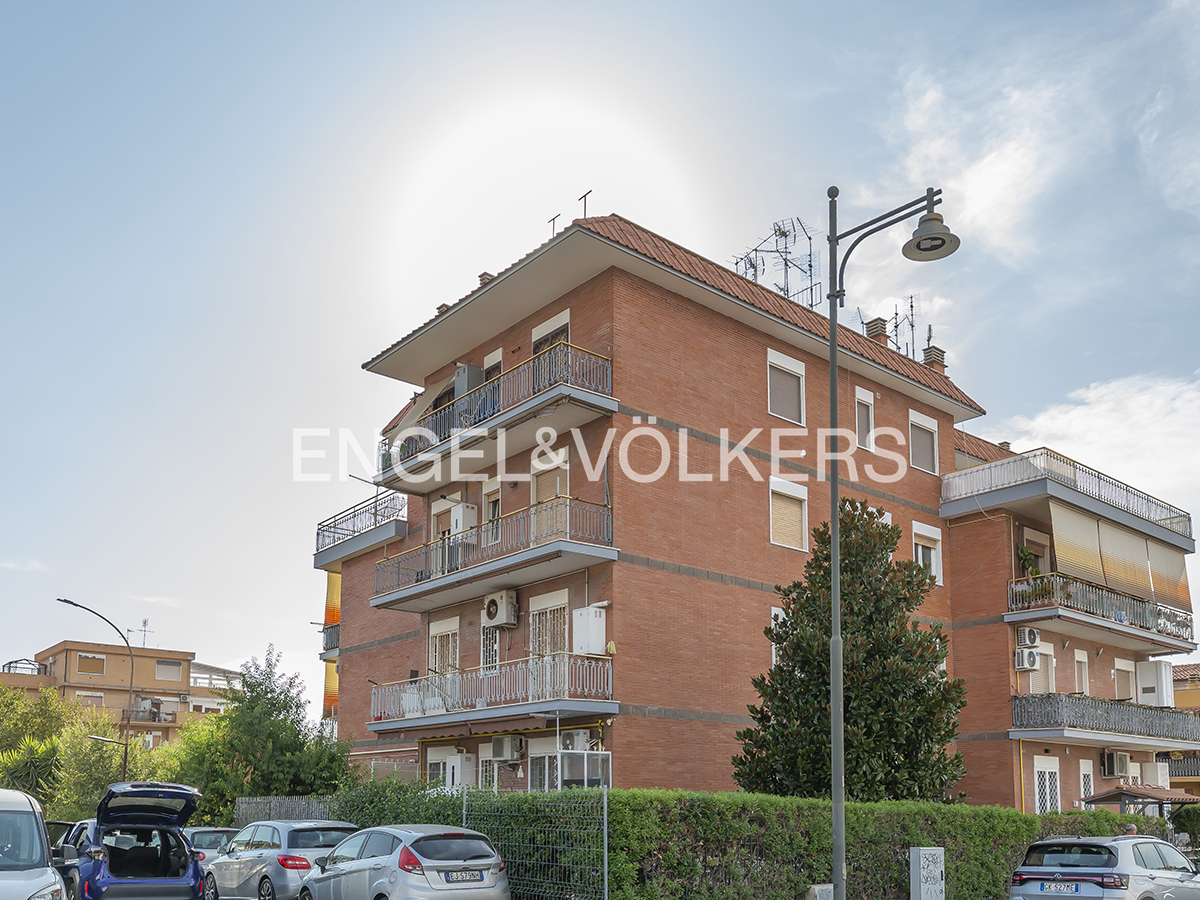 Spacious apartment in a brick-faced building in Ciampino