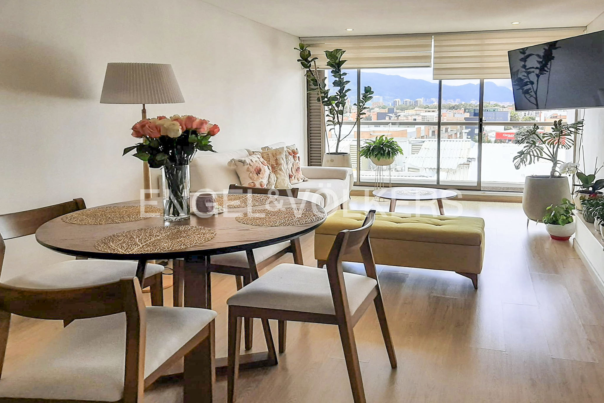 Apartamento con balcón para arriendo en Cedritos