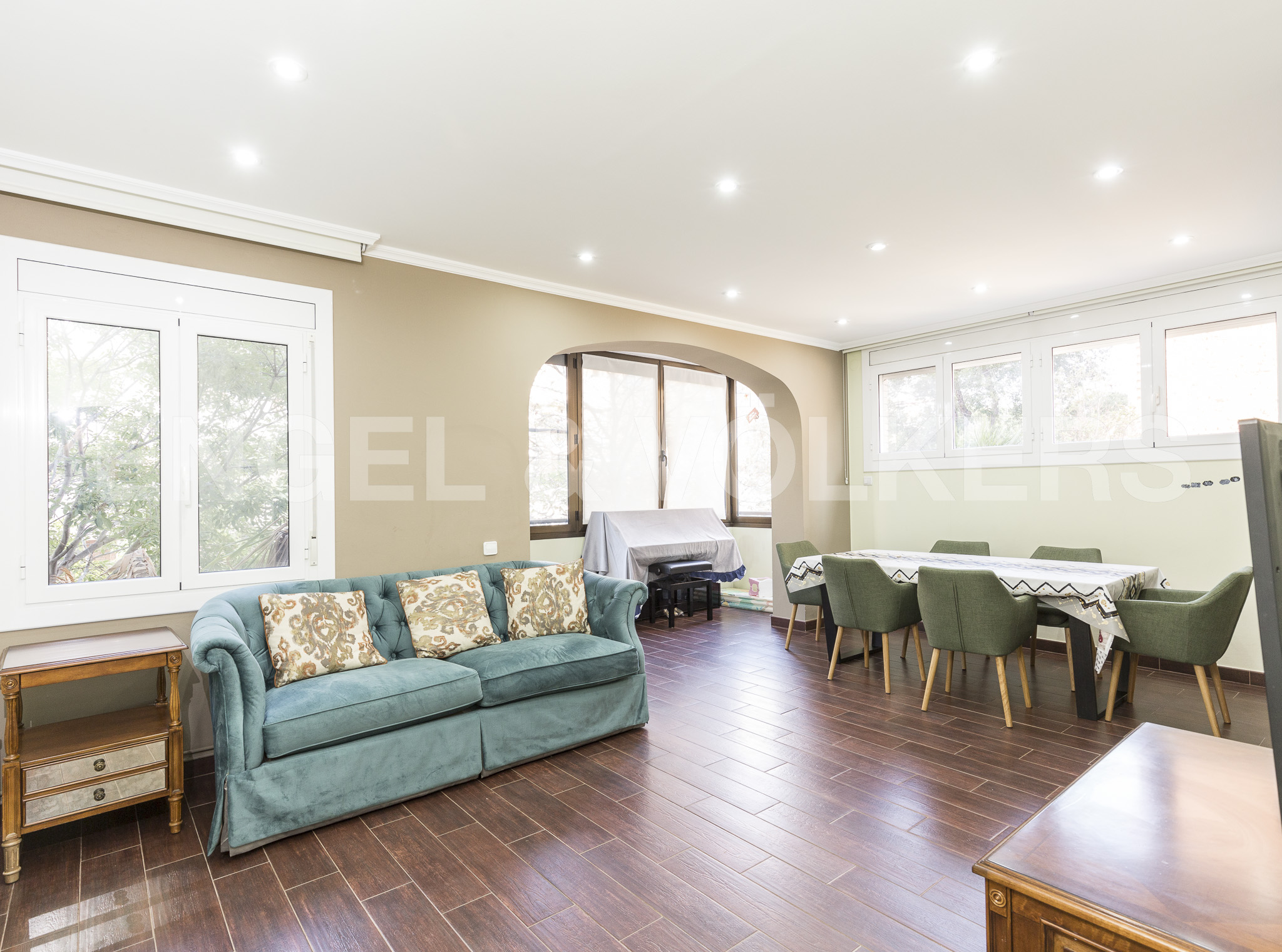 Bright outdoor-facing apartment with pool in Pedralbes
