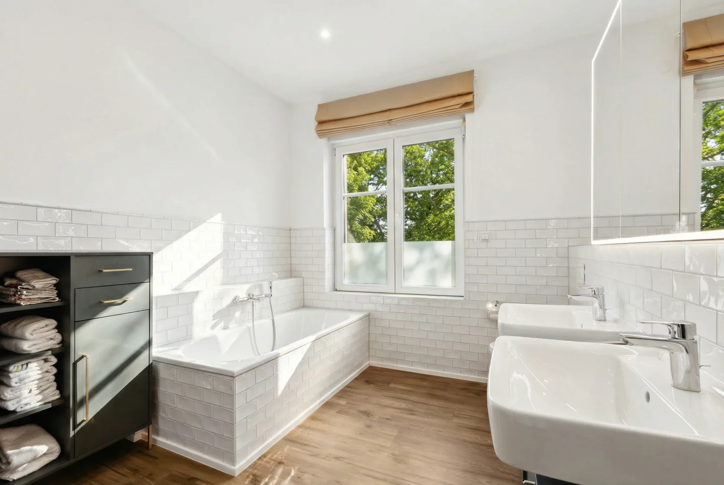 Exklusives Familiendomizil: Zeitlose Villa mit Waldblick - Photo 5