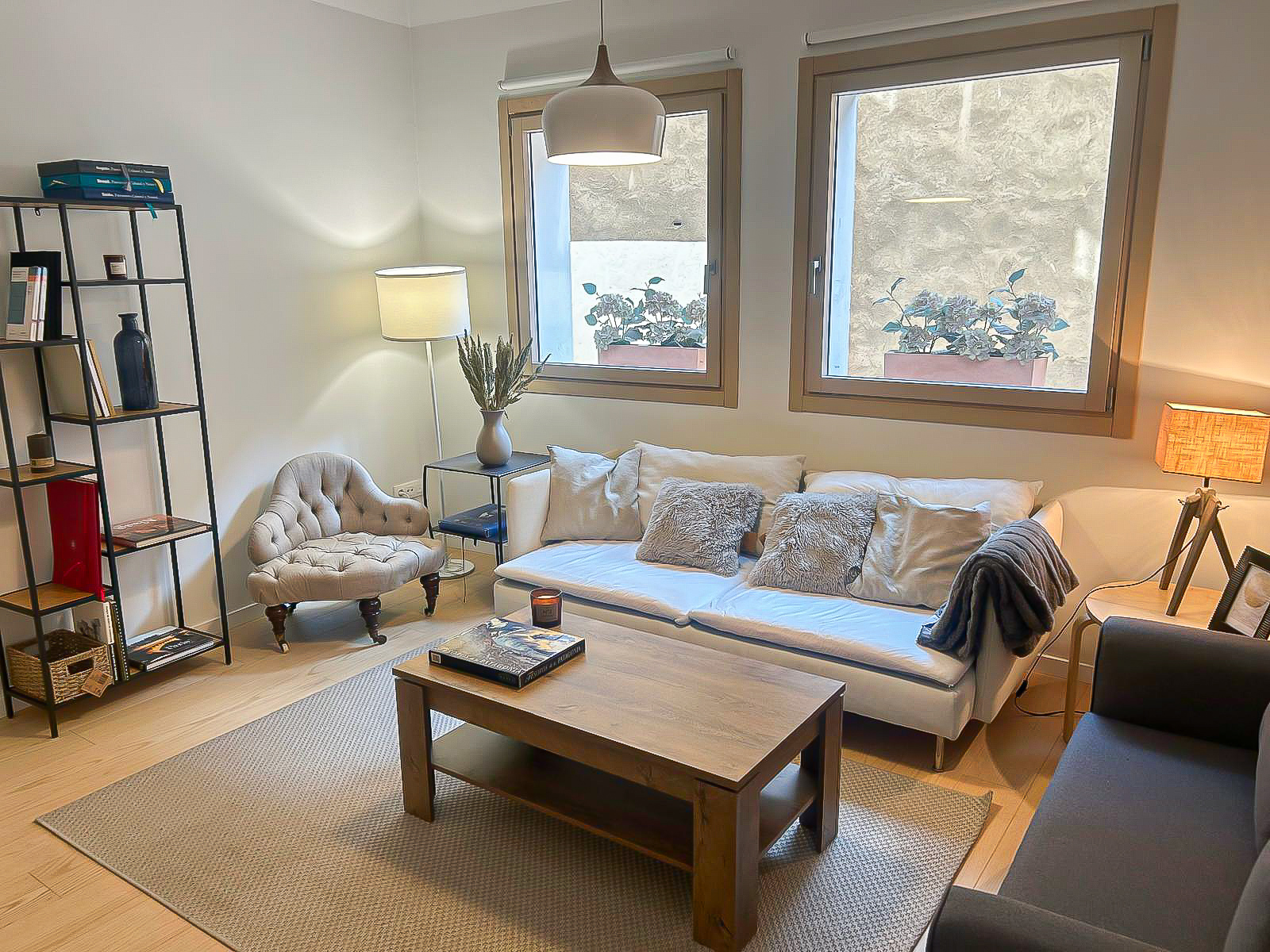 Superb renovated 2-bedroom home with high-end finishes in El Viso. Students accepted. Available for long and short stays.