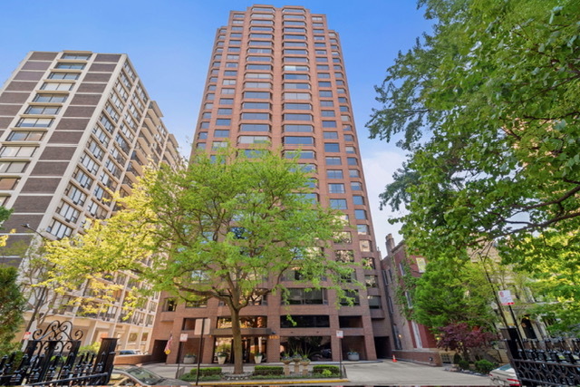 Spacious Gold Coast Condo On Beautiful State Parkway
