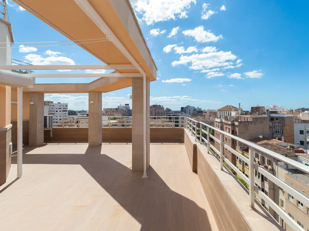 Partly renovated penthouse with terraces & parking