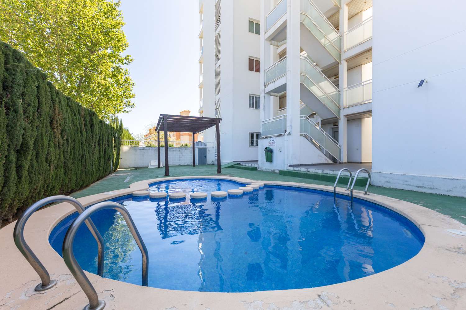 Bright unfurnished apartment with pool