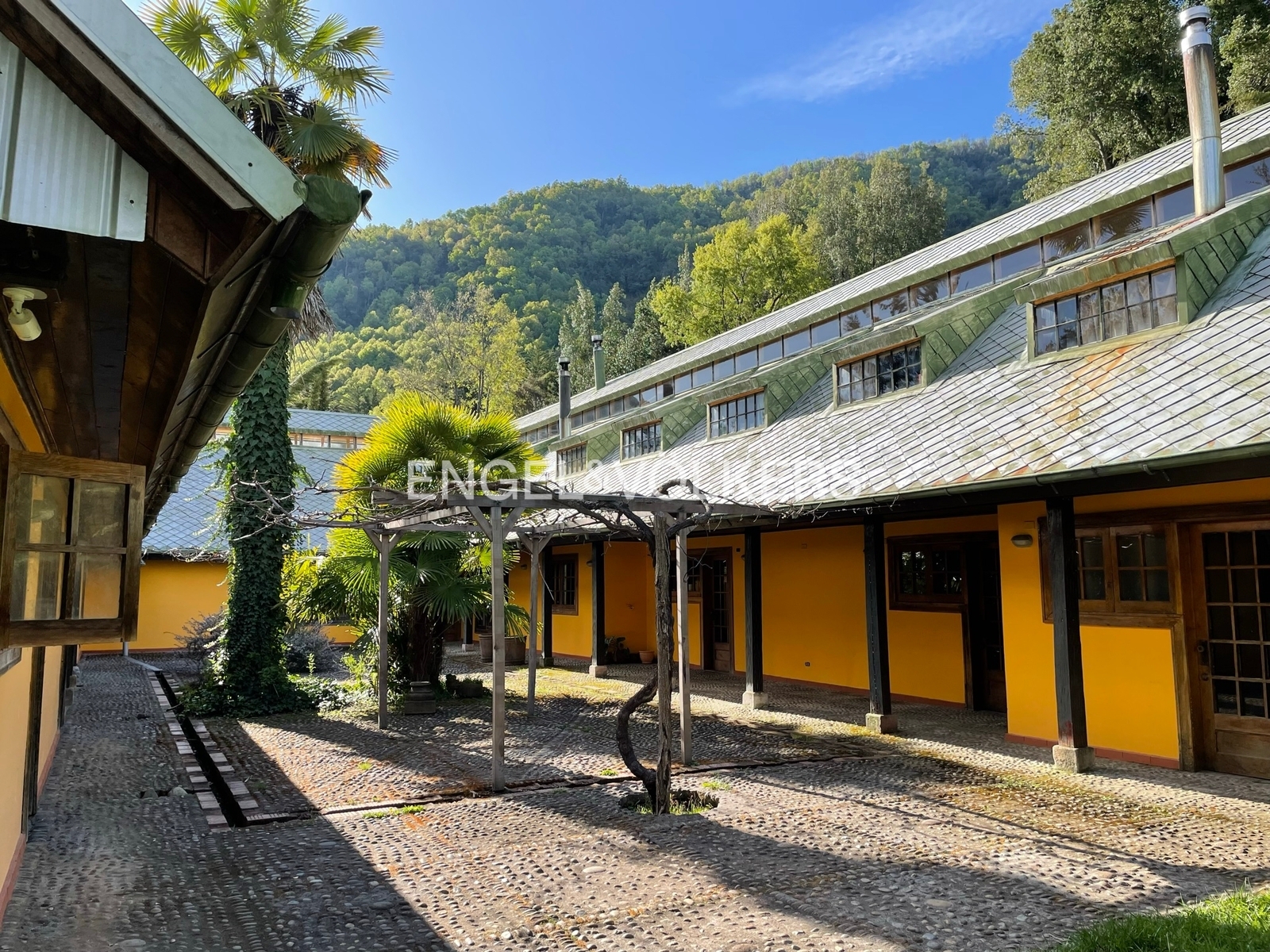 Campo y Hotel en Longaví