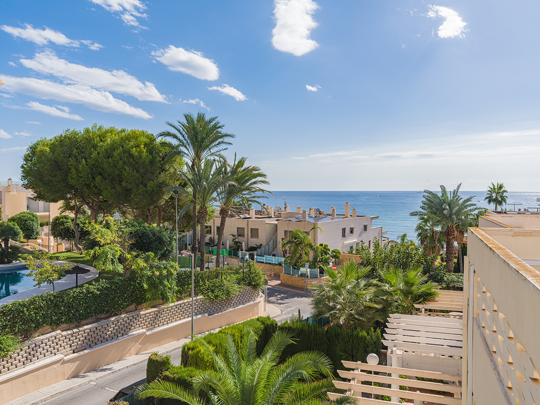 Seaside townhouse with views, steps from La Almadraba Beach