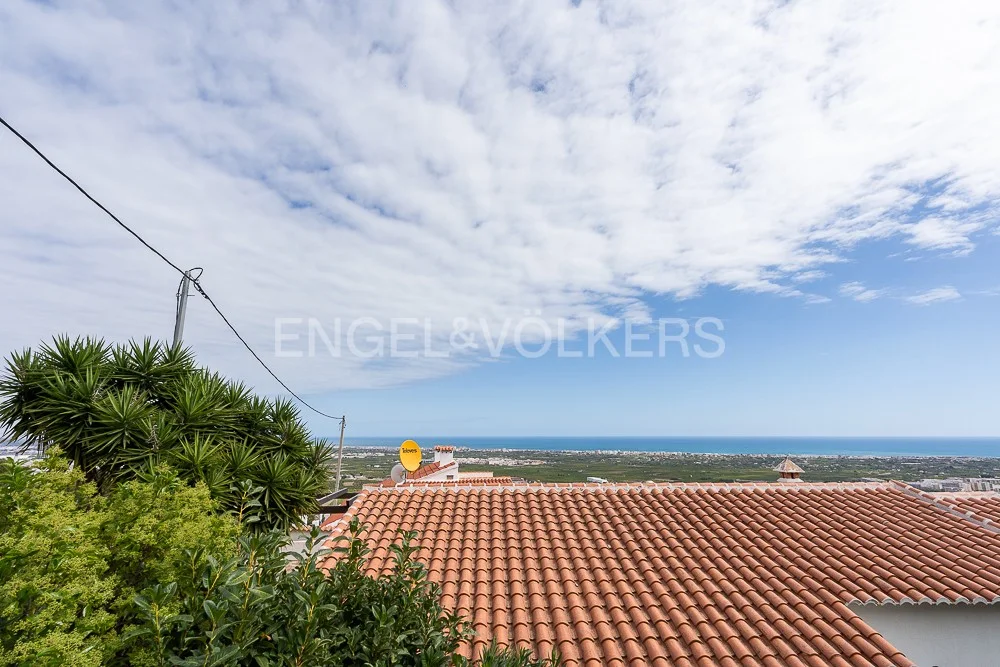 Villa with panoramic views to the mountains and the sea in Oliva