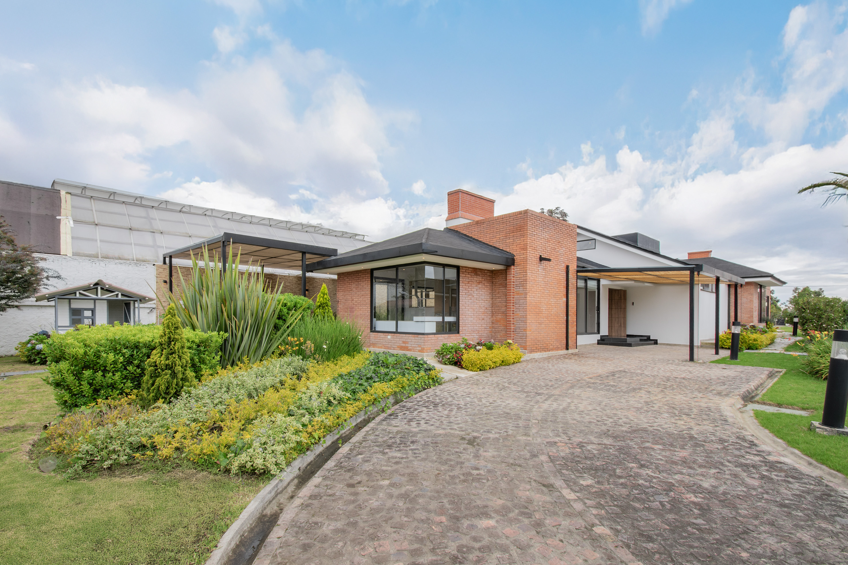 Casa remodelada con piscina en Guaymaral