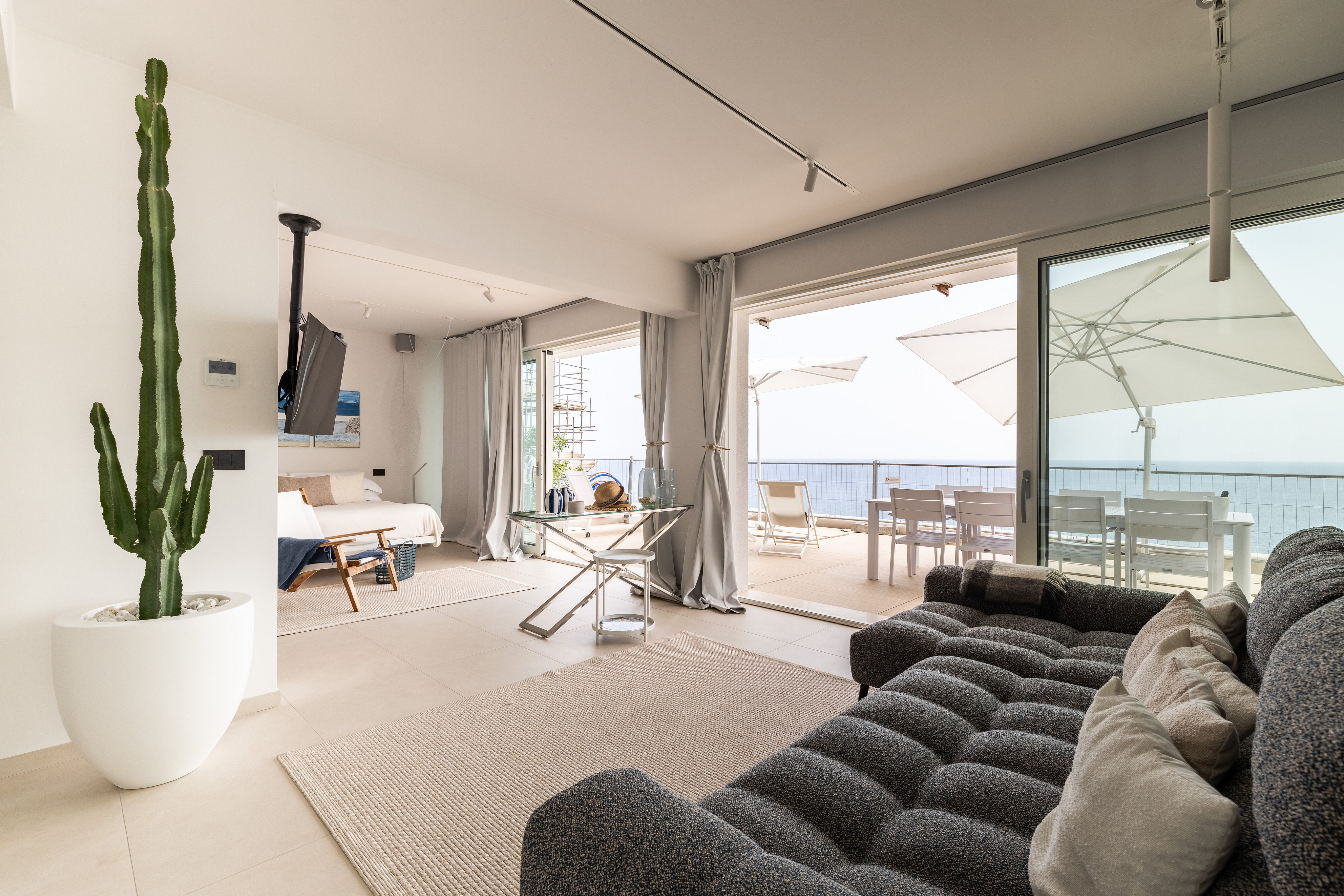 Exclusive panoramic residence with sea-view terrace and guest annexe