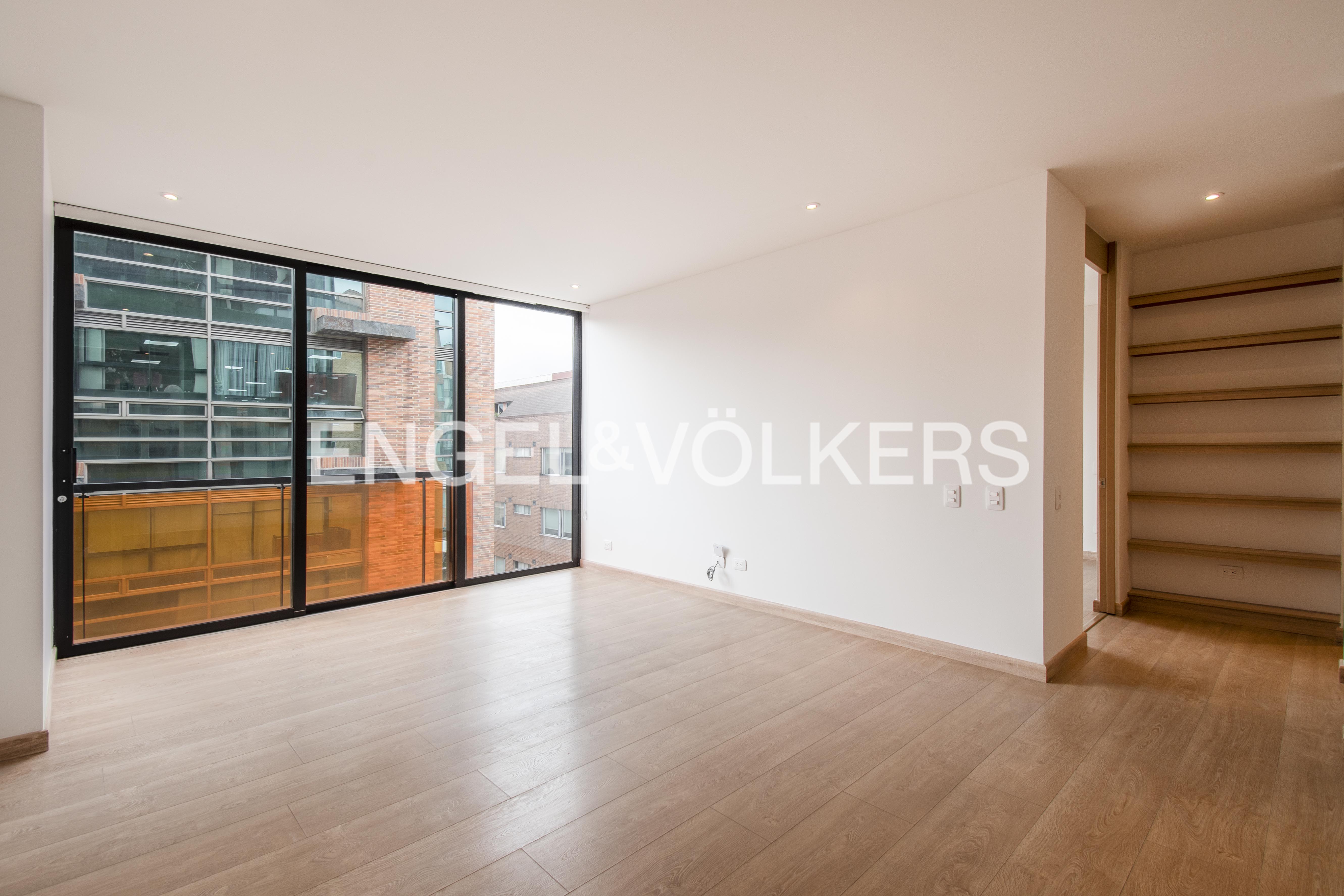 Moderno apartamento con balcón para arriendo en El Chico