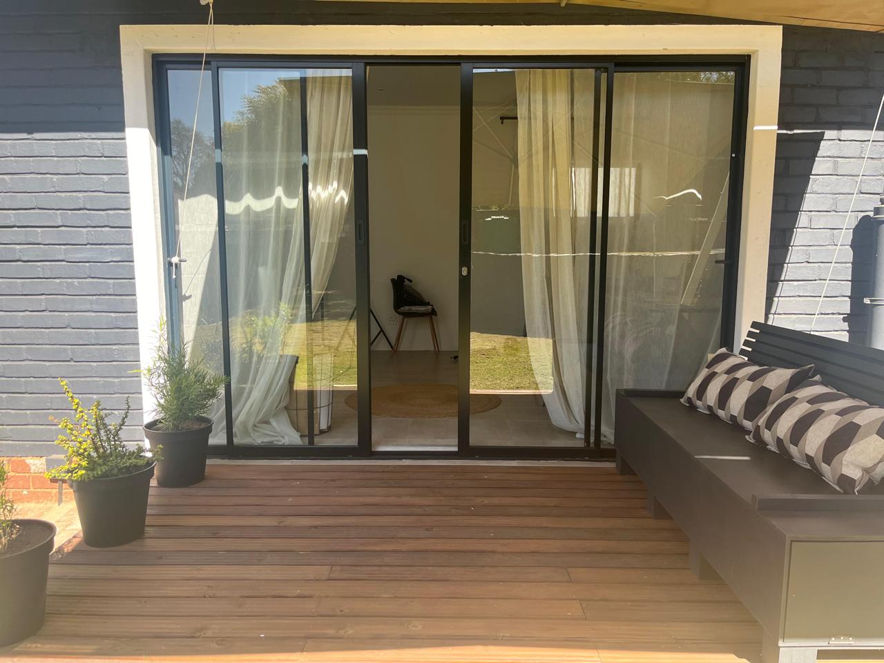BRIGHT AND INVITING GARDEN FLAT – IDEAL FOR A YOUNG PROFESSIONAL