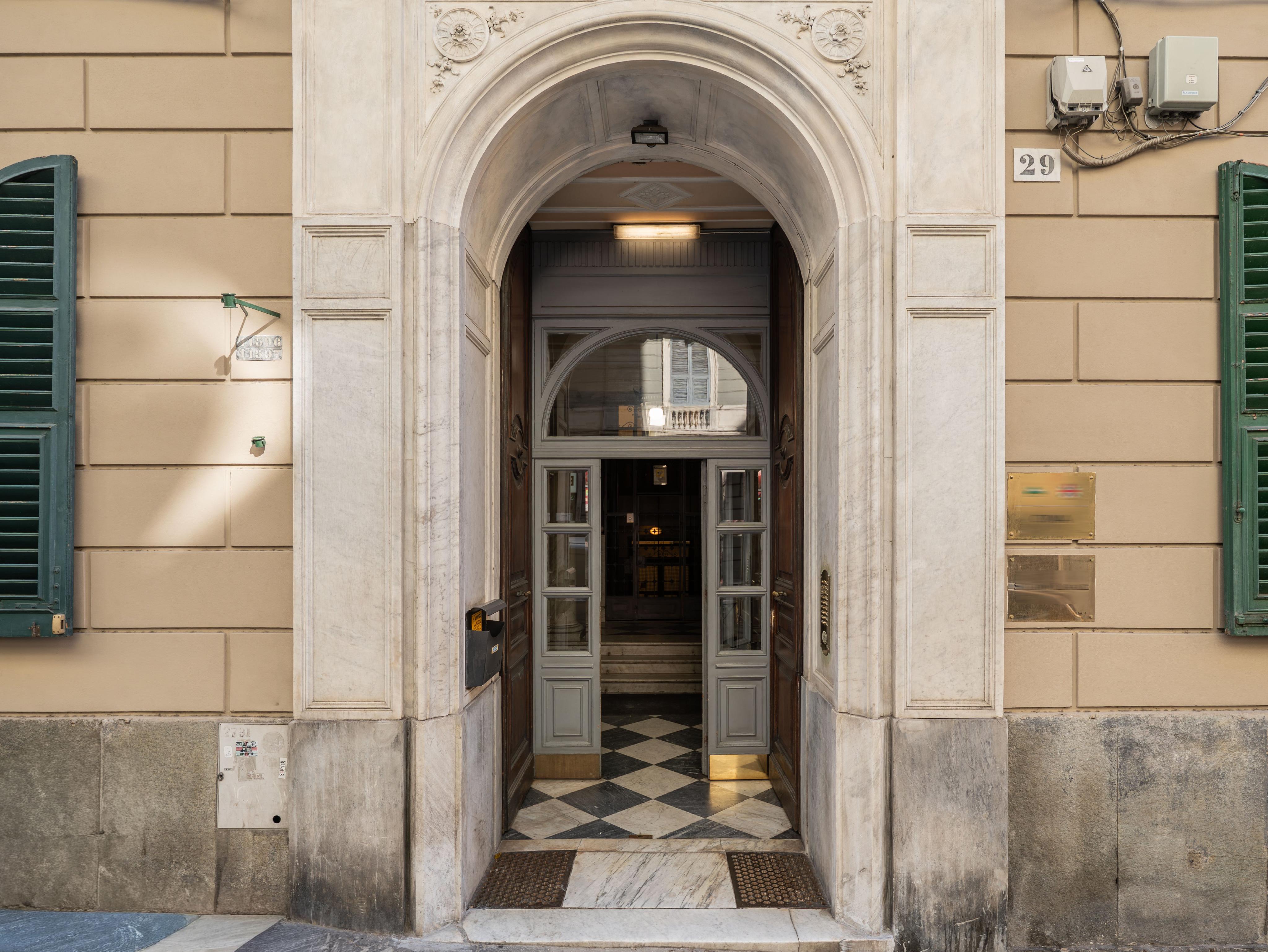 Via Assarotti: Eleganza, Storia e Vista mare