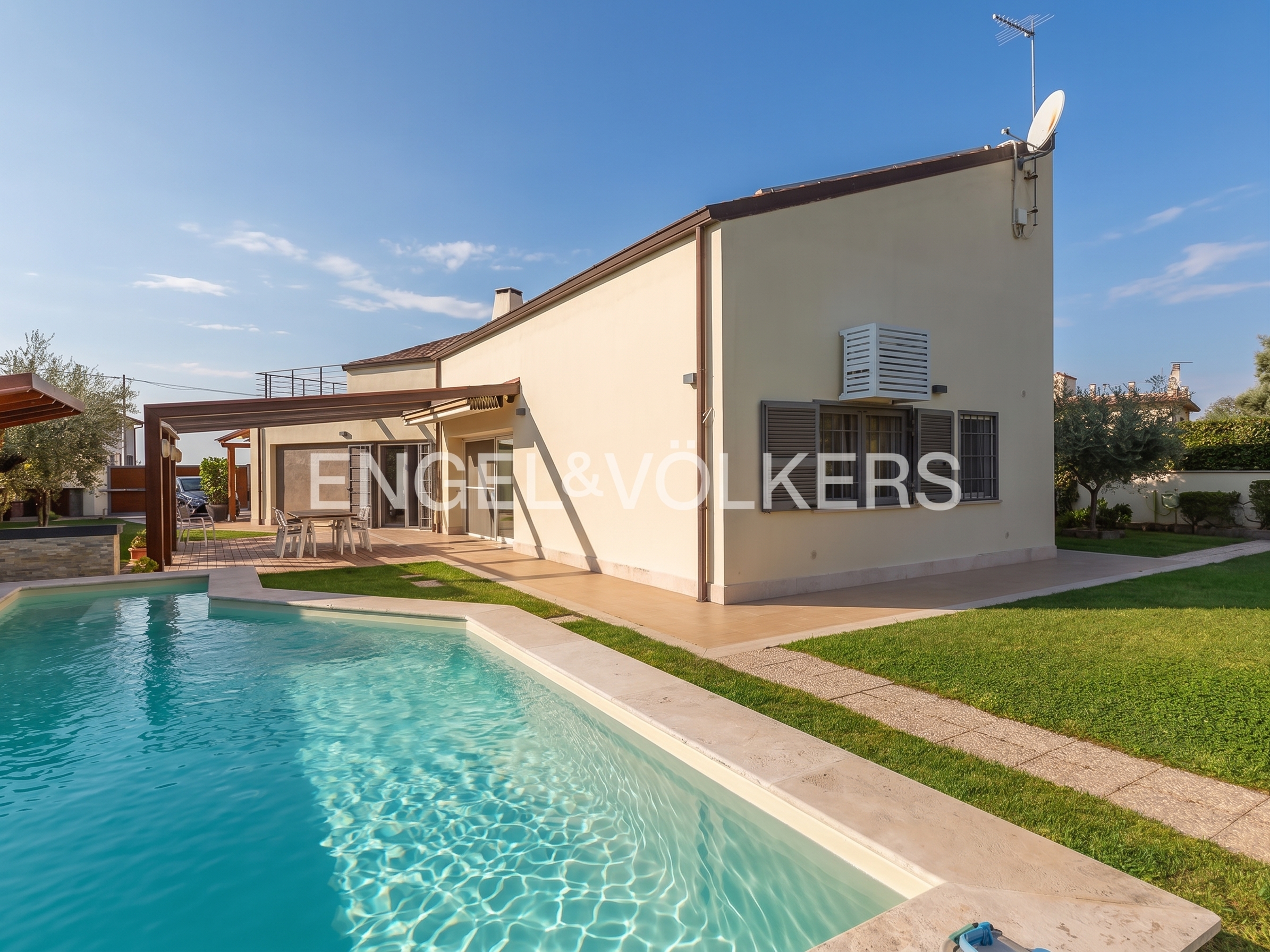 Single-family villa with private garden and pool in Frascati [Modifié par IA]