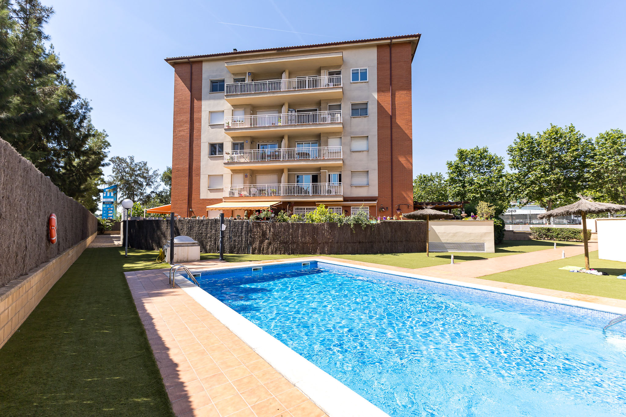Espectacular Planta Baja con Oasis Privado de 150 m² en Pallejà