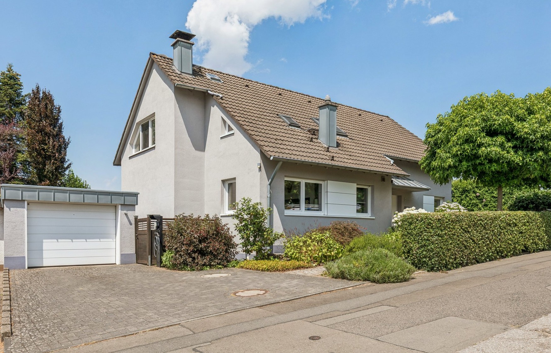 Detached single-family home with an accessory apartment – spacious, modernized, and versatile