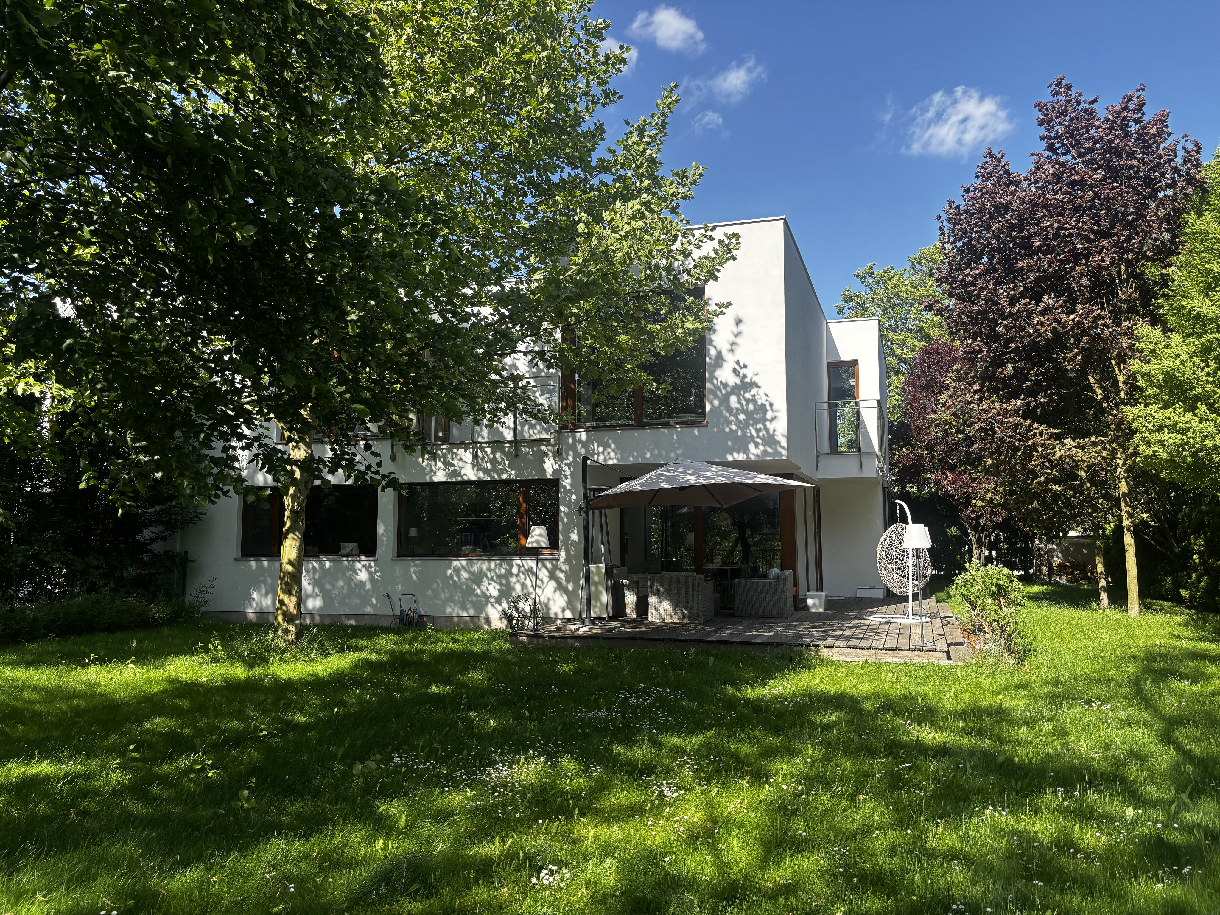 Unique house right by the pond – prestige and nature in Konstancin-Jeziorna
