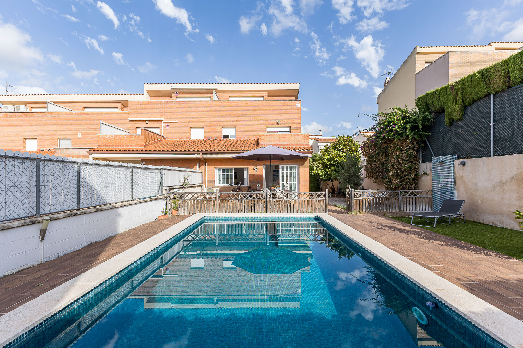 End-unit townhouse with private pool