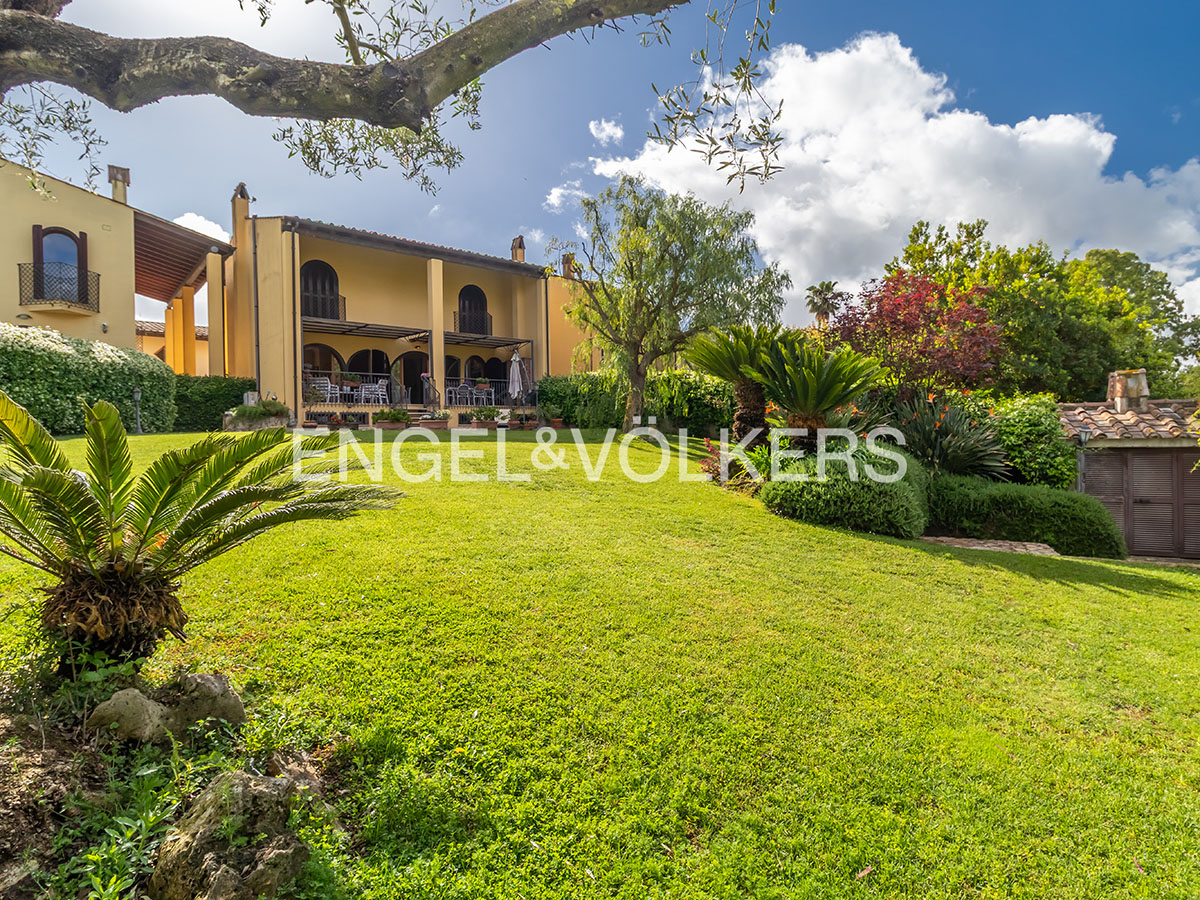 Bright villa with garden, in a residential area in the Aurelio district