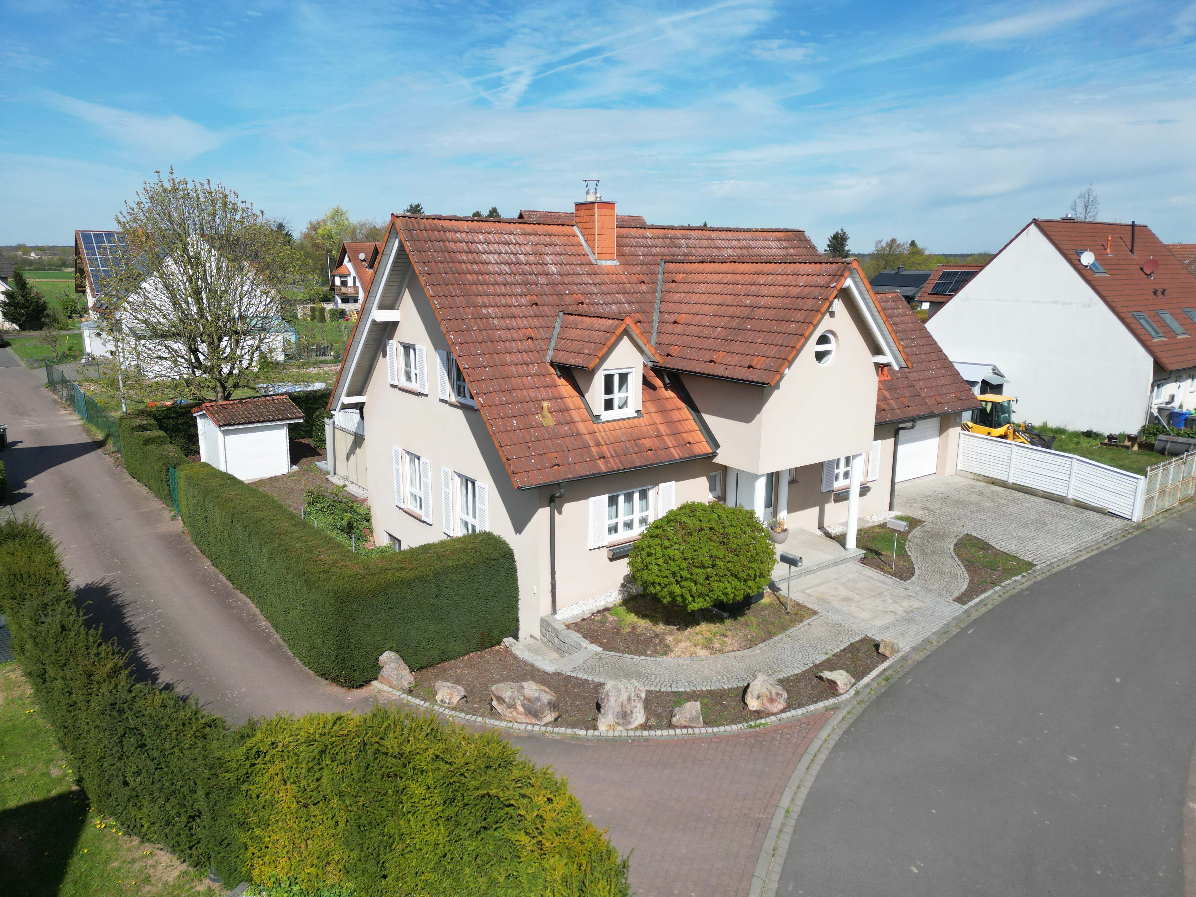 Endlich Platz für alle – Stilvolles Einfamilienhaus mit ELW... Energiebedarf nur 70,6 kWh!