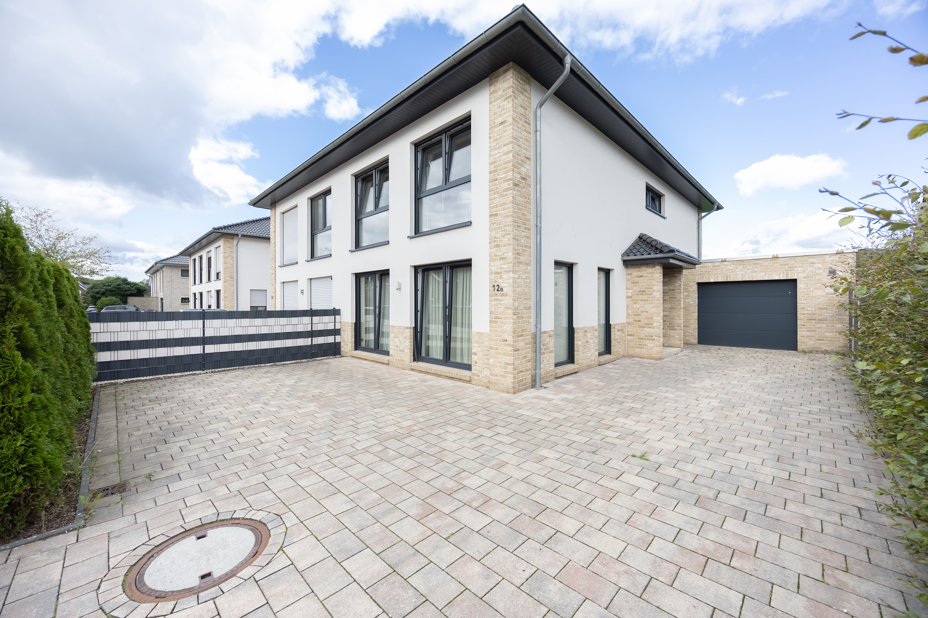 Freier Blick und klare Linien – Energieeffiziente Doppelhaushälfte in Bissendorf