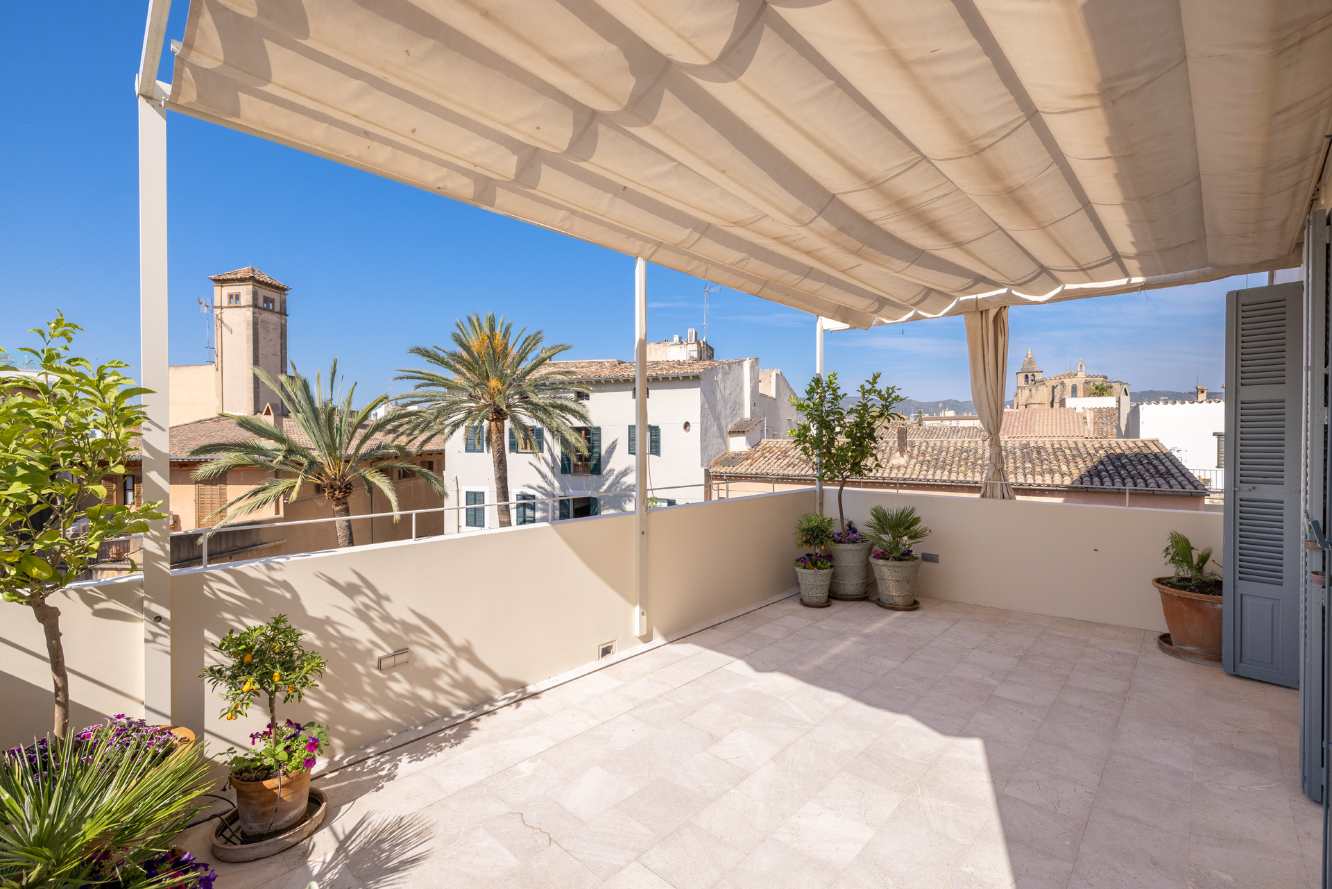 Living im Rialto Living: Espectacular y luminoso piso de lujo con terraza sur, patios y ascensor