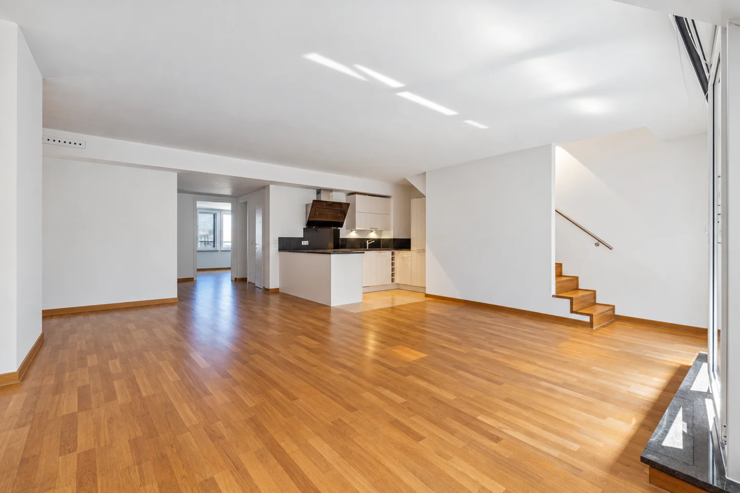 Exklusive Dachgeschoss-Maisonette mit Südterrasse und Alpenblick - Photo 2