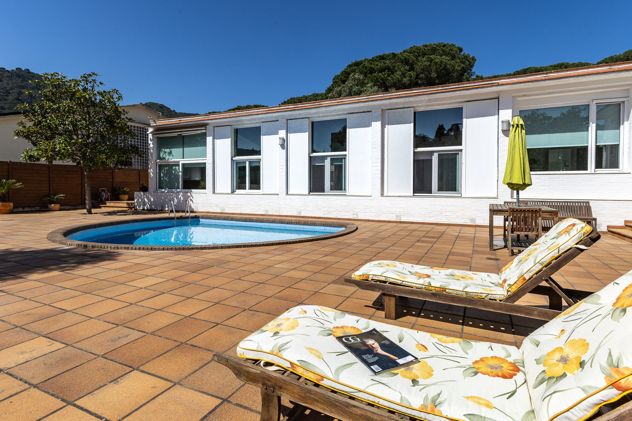 Magnificent single-story house in Argentona, with pool and an attached guesthouse.