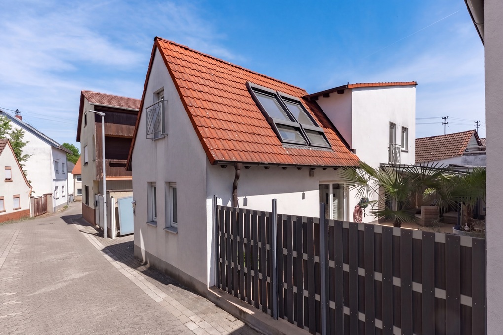 Modernes Einfamilienhaus mit Pool, Sauna und Garage!