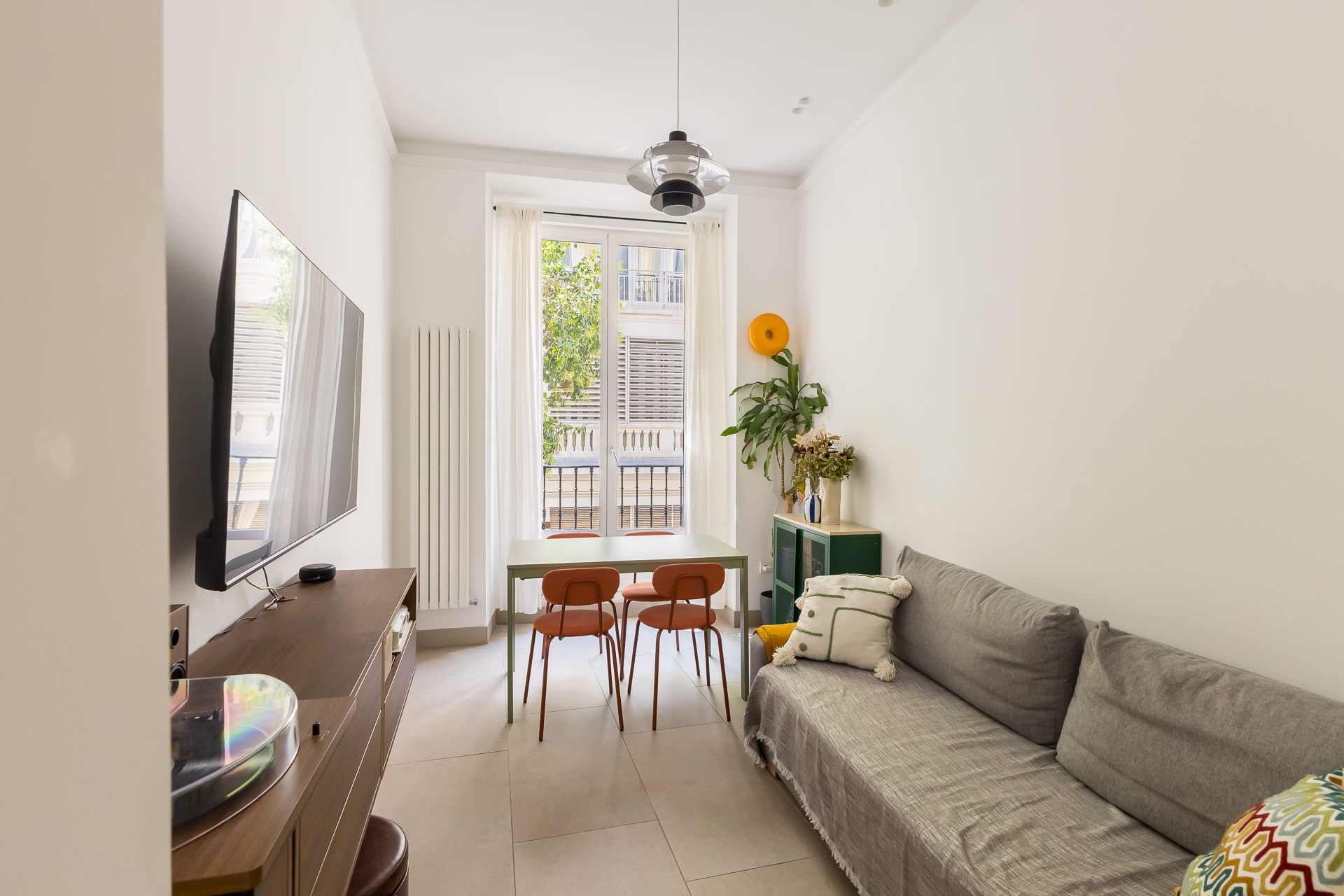 Exclusive Designer Apartment with Balcony and En-Suite Bathroom Near Gran Vía for Rent – Available November 15th