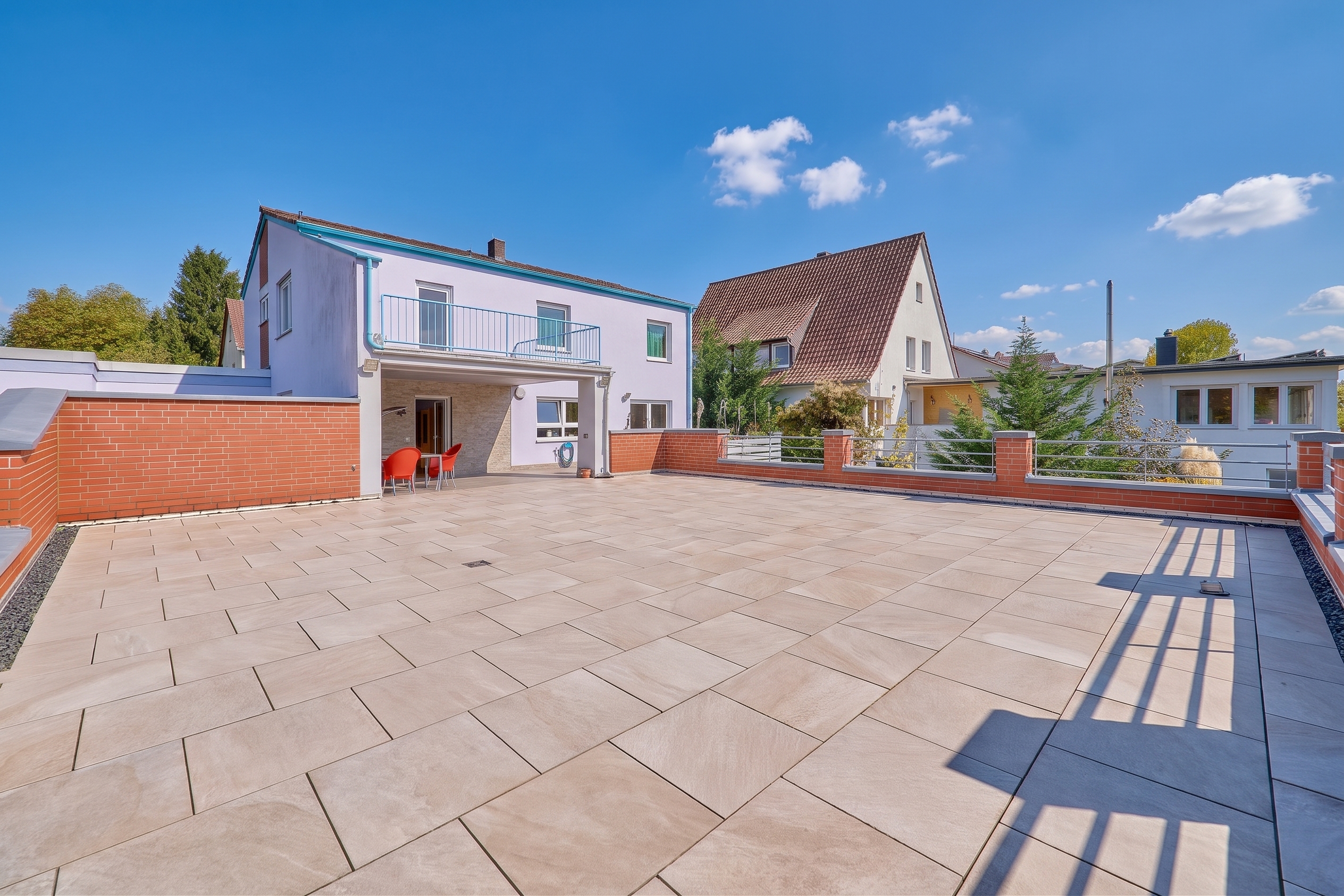 Einfamilienhaus auf einem großzügigen Grundstück – direkt in Parknähe! [AI-modified]