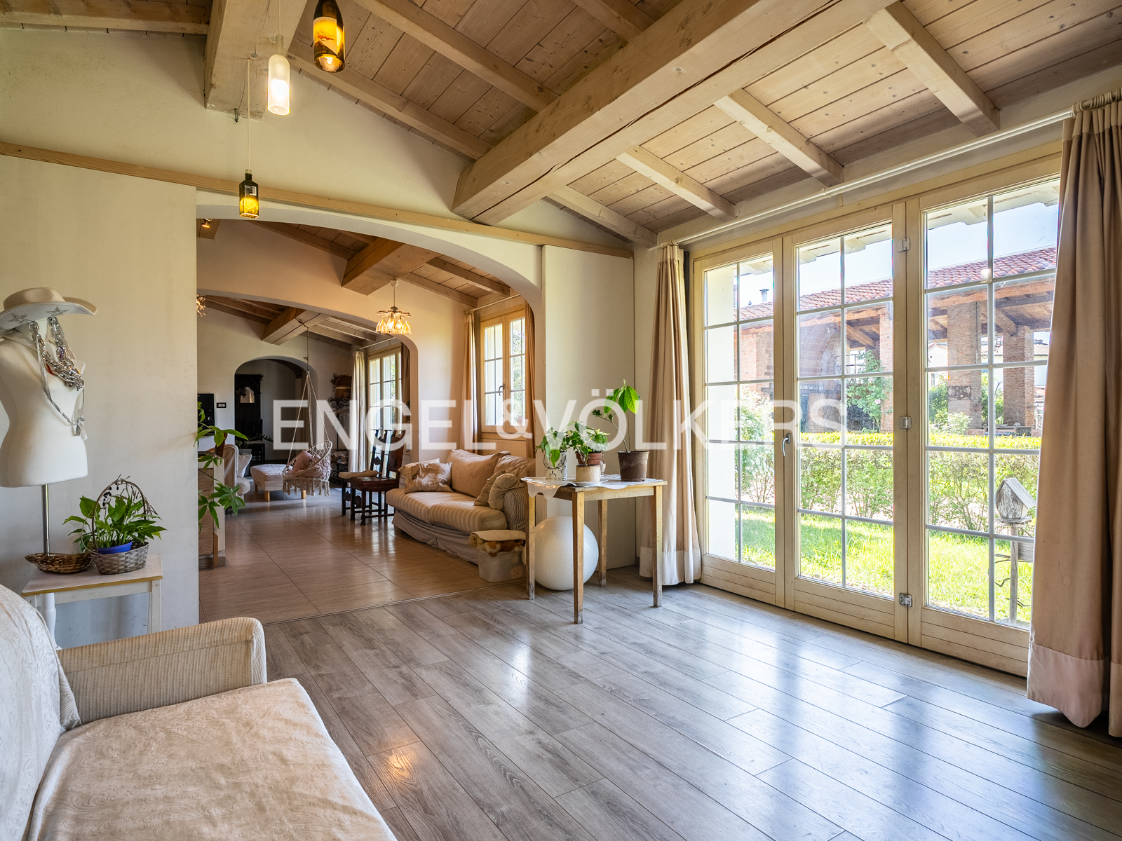 Elegante renovierte Residenz mit Garten und privater Loggia