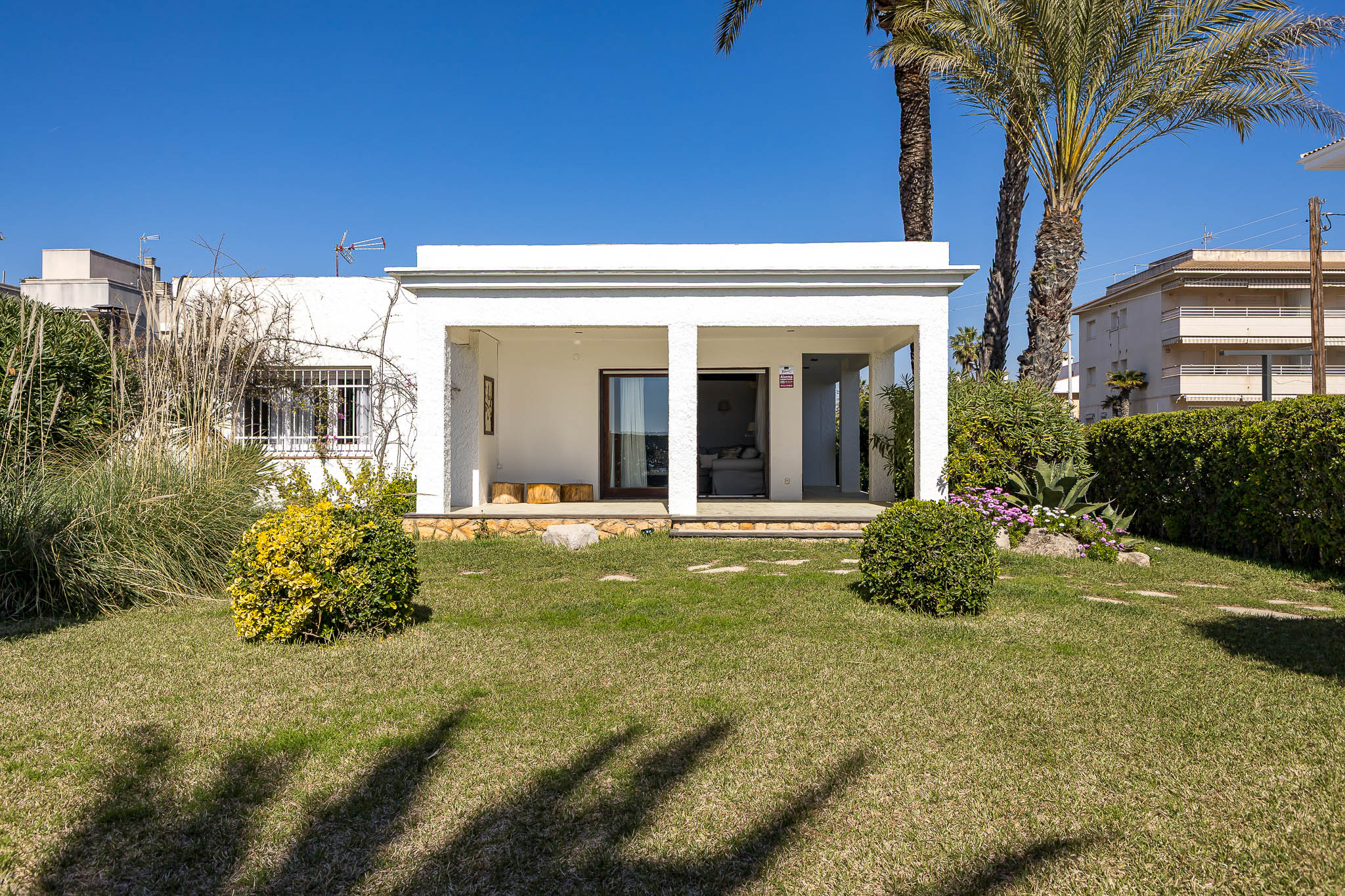 Charming house with large garden on the seafront