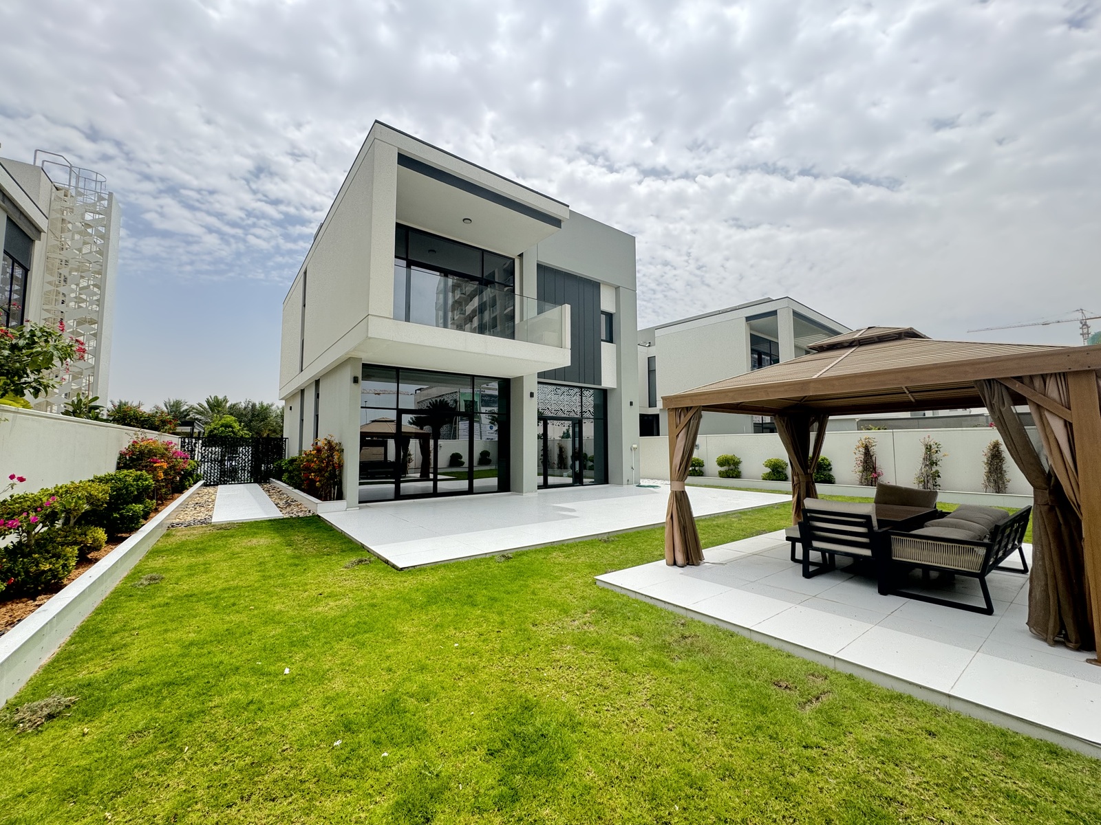 Vacant | Near Park | Single Row | Unfurnished