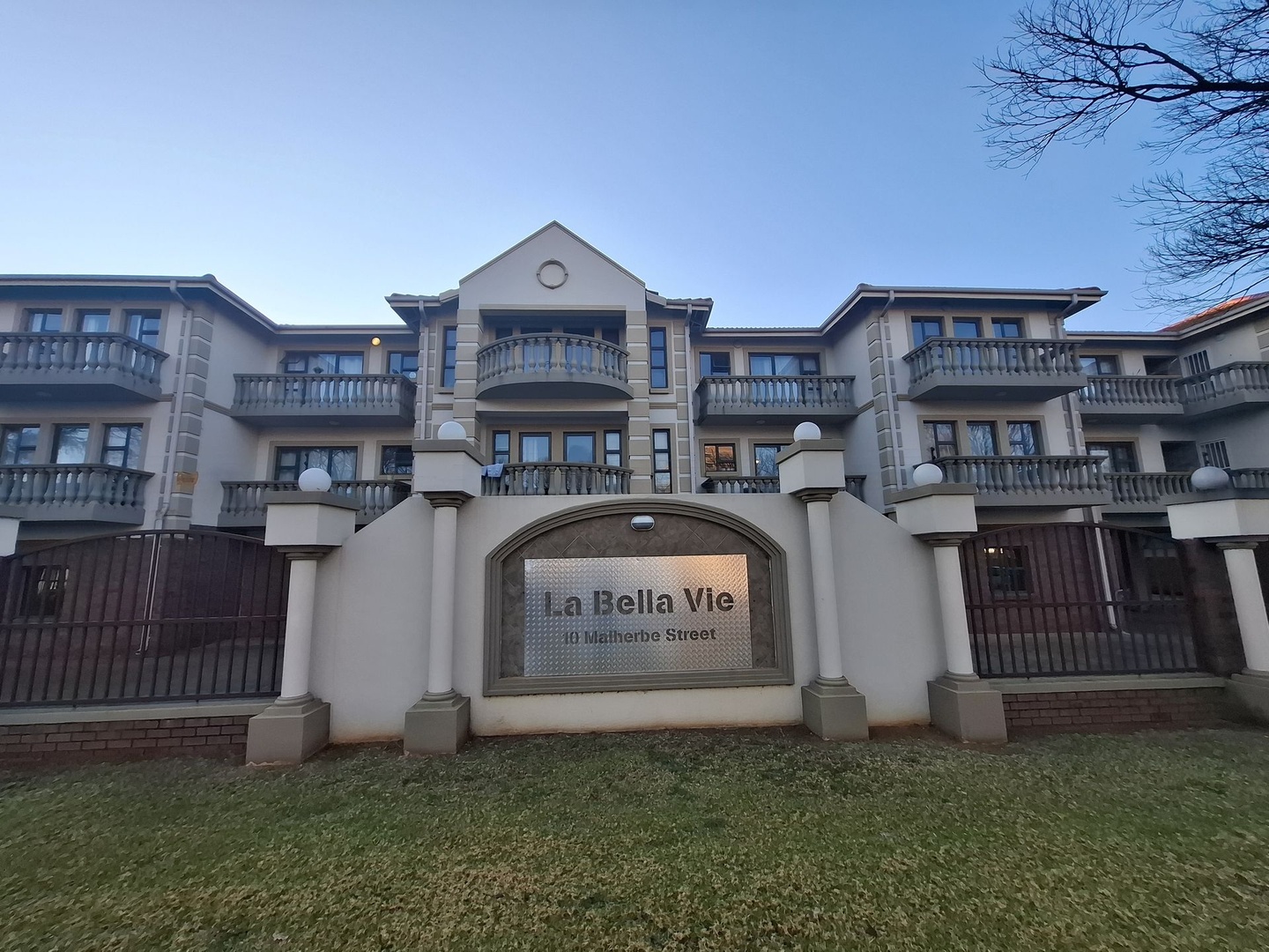 Modern Bachelor Apartment for Sale!