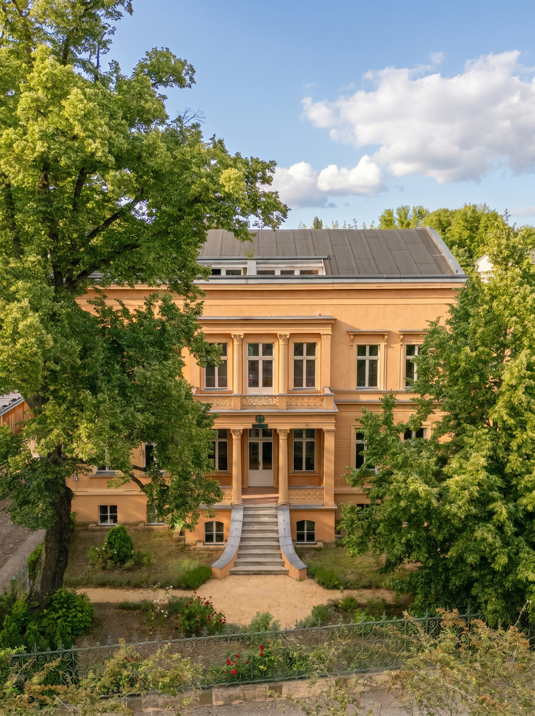 Historischer Charme in Bestlage – Beeindruckende Altbauwohnung mit Balkon